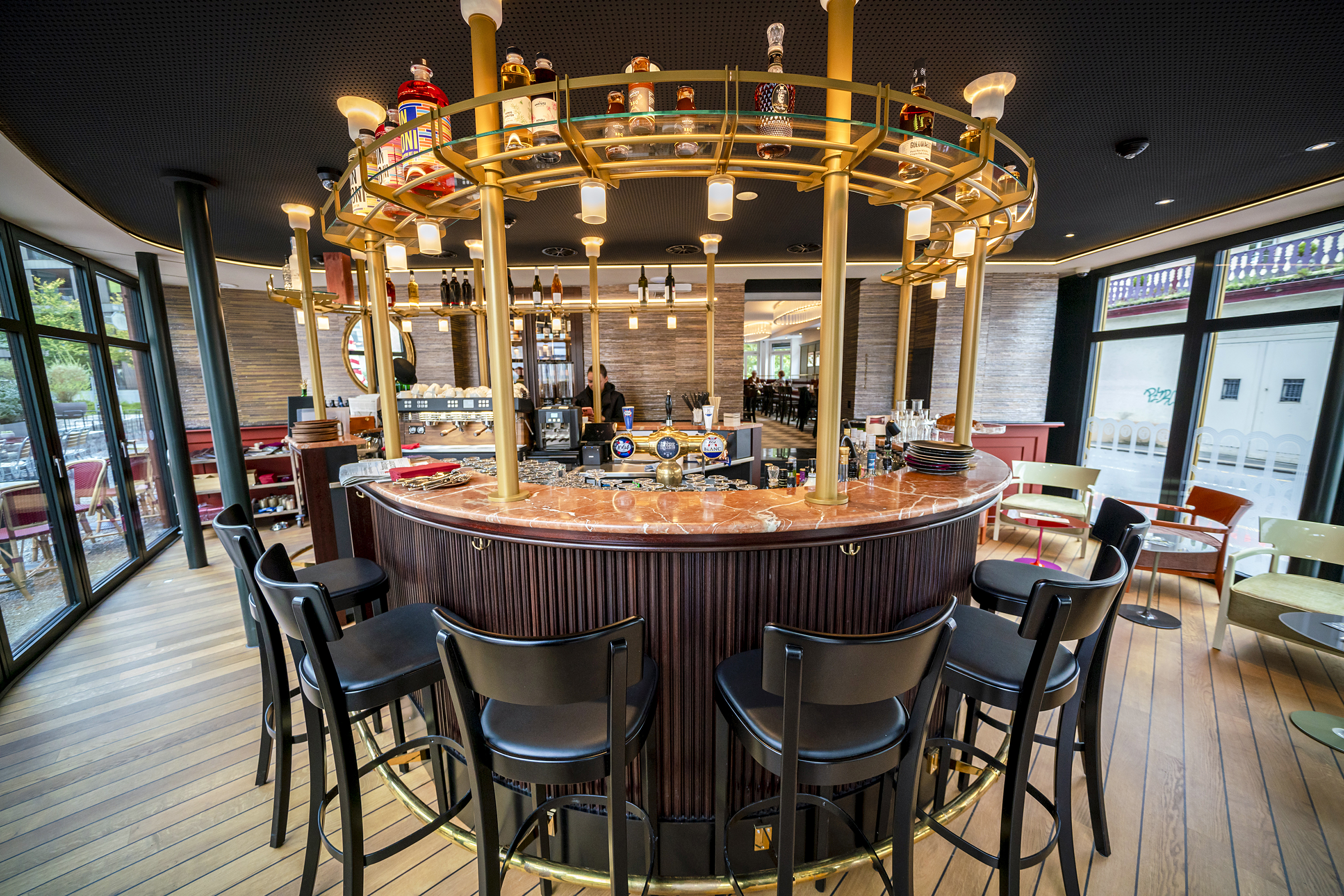 In der Bar darf ausserhalb der Essenszeiten auch geraucht werden, zum Beispiel die hauseigenen Zigarren.