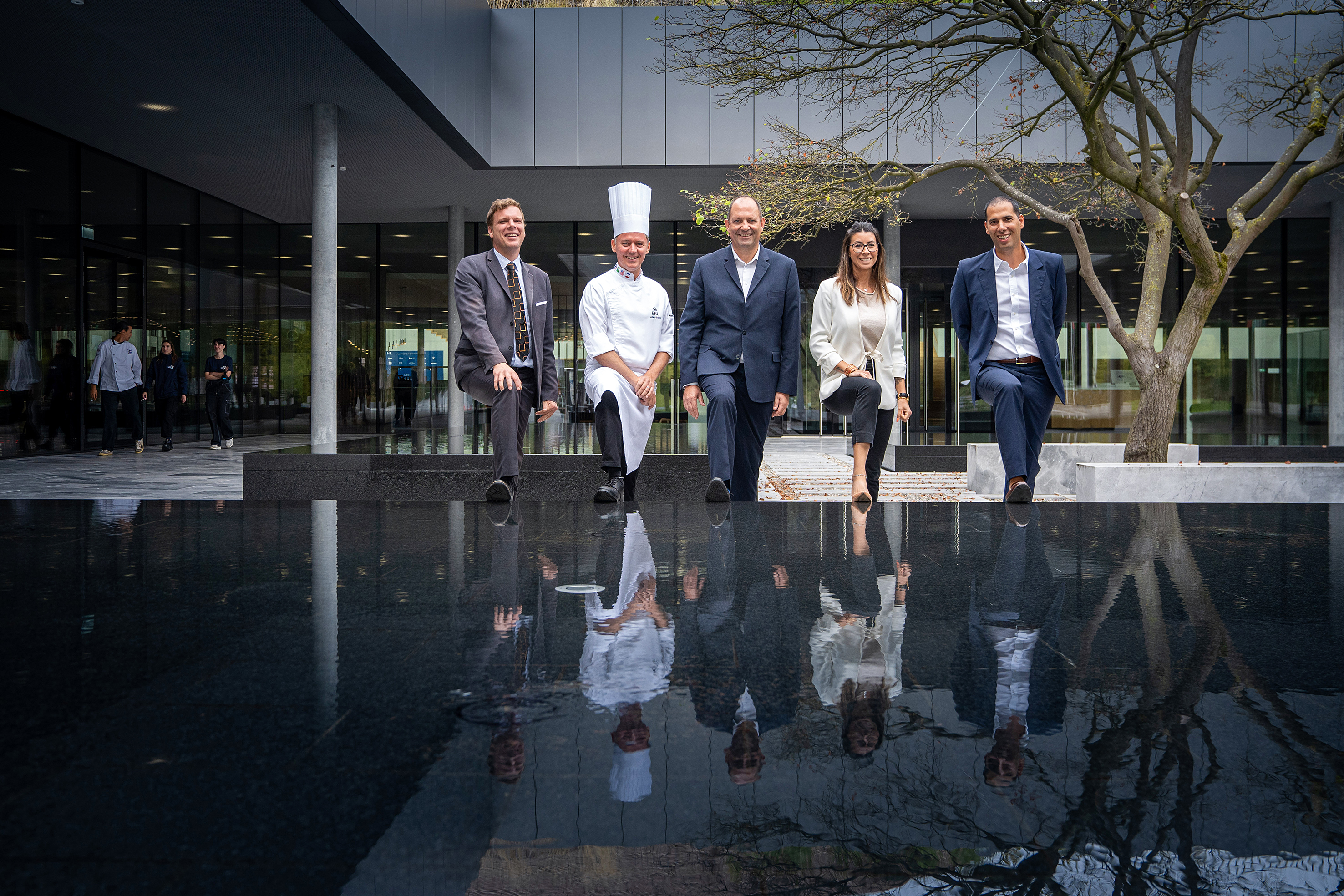 Agil und motiviert (v.l.): Die EHL-Dozenten Alain Berruex und Julien Gradoz, Nicolas Strickler, Einkaufsmanager der EHL, Jennifer Marques, Einkäufern der EHL und Jérôme Benasser, Key Account Manager von Franke Coffee Systems und verantwortlich für die Westschweiz.