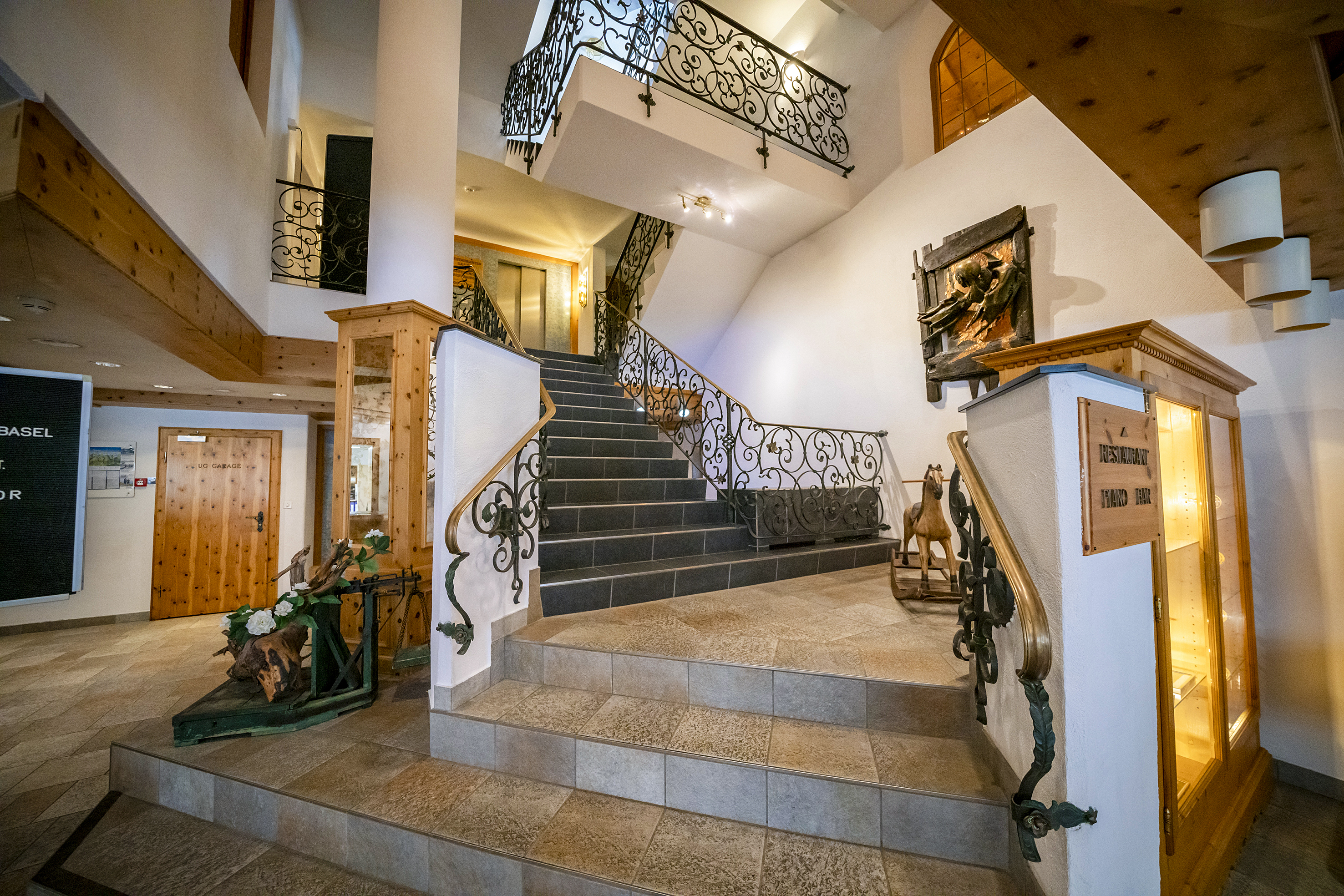 Der Aufgang in den ersten Stock hat Grandezza.