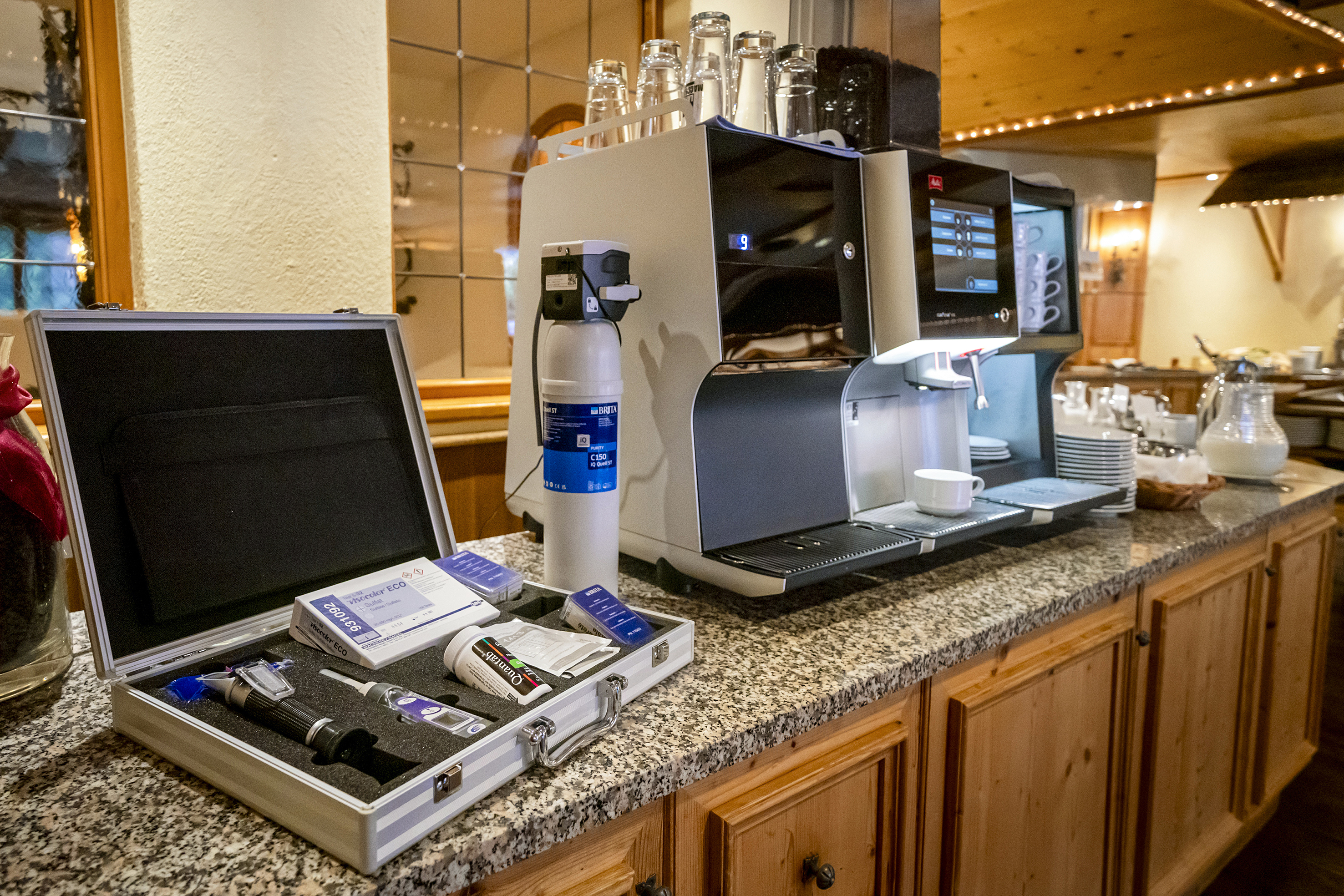 Früher brauchte es einen Koffer für die Messung der Wasserqualität, mit Purity C iQ reicht der intelligente Filterkopf  von Brita Wasser-Filter-Systeme.