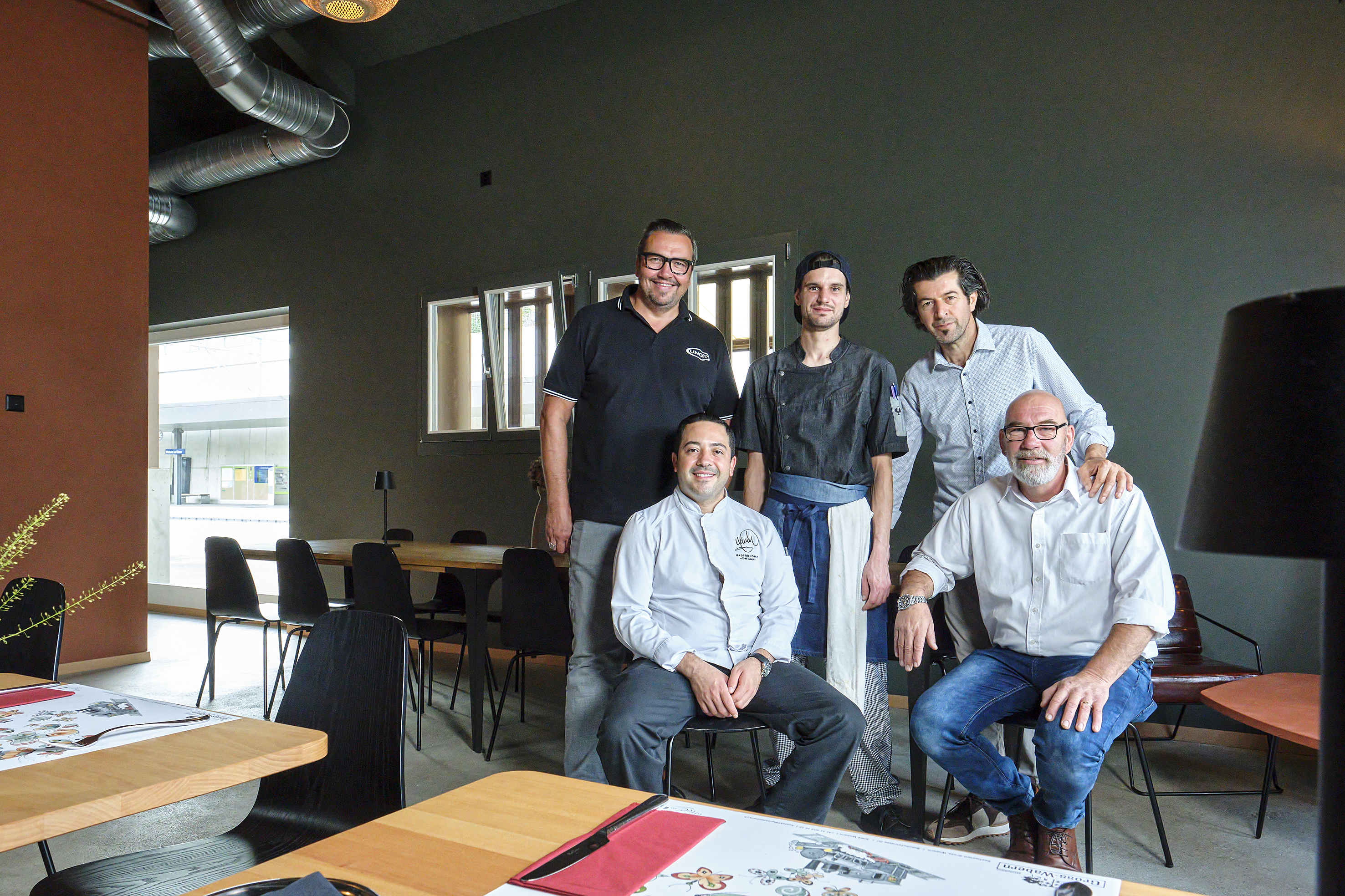 Zufriedene Gesichter dank guter Zusammenarbeit (v.l.): Alex Freiburghaus, Markenverantwortlicher Unox bei Bartscher, Wilson Vieira, Küchenchef, Andrea Vincenz, Koch, Hüssu Matur, Gastgeber im Gross-Wabern, und Adrian Kiener, Verkäufer der Schmocker AG.