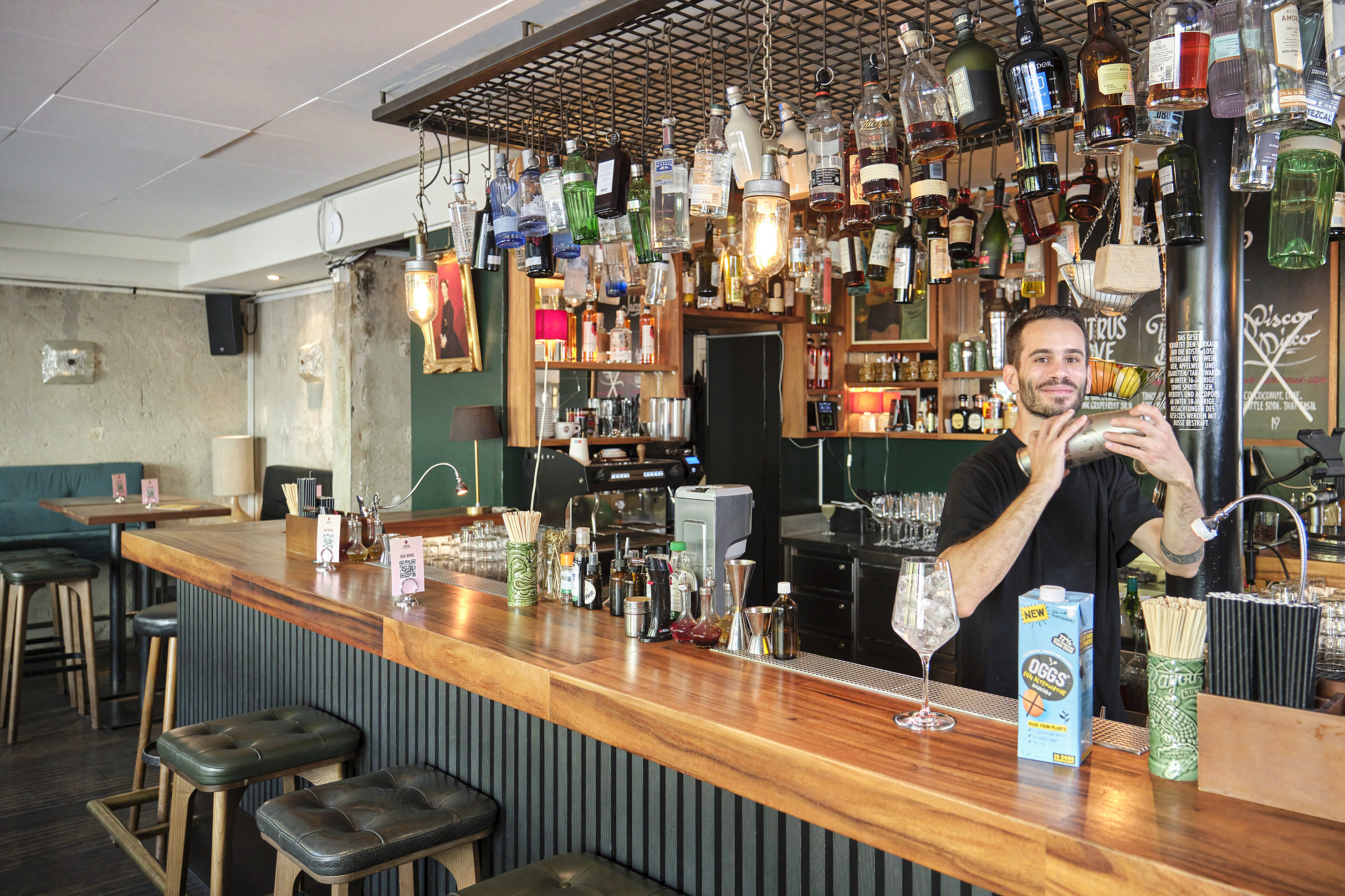 Ein echter Mehrwert für die Bar-Branche: Die Ei-Alternative aus flüssigem Kichererbsenextrakt ist nicht nur zum Backen und Kochen geeignet, sondern sorgt auch in der Zubereitung von Cocktails für perfekte Resultate.