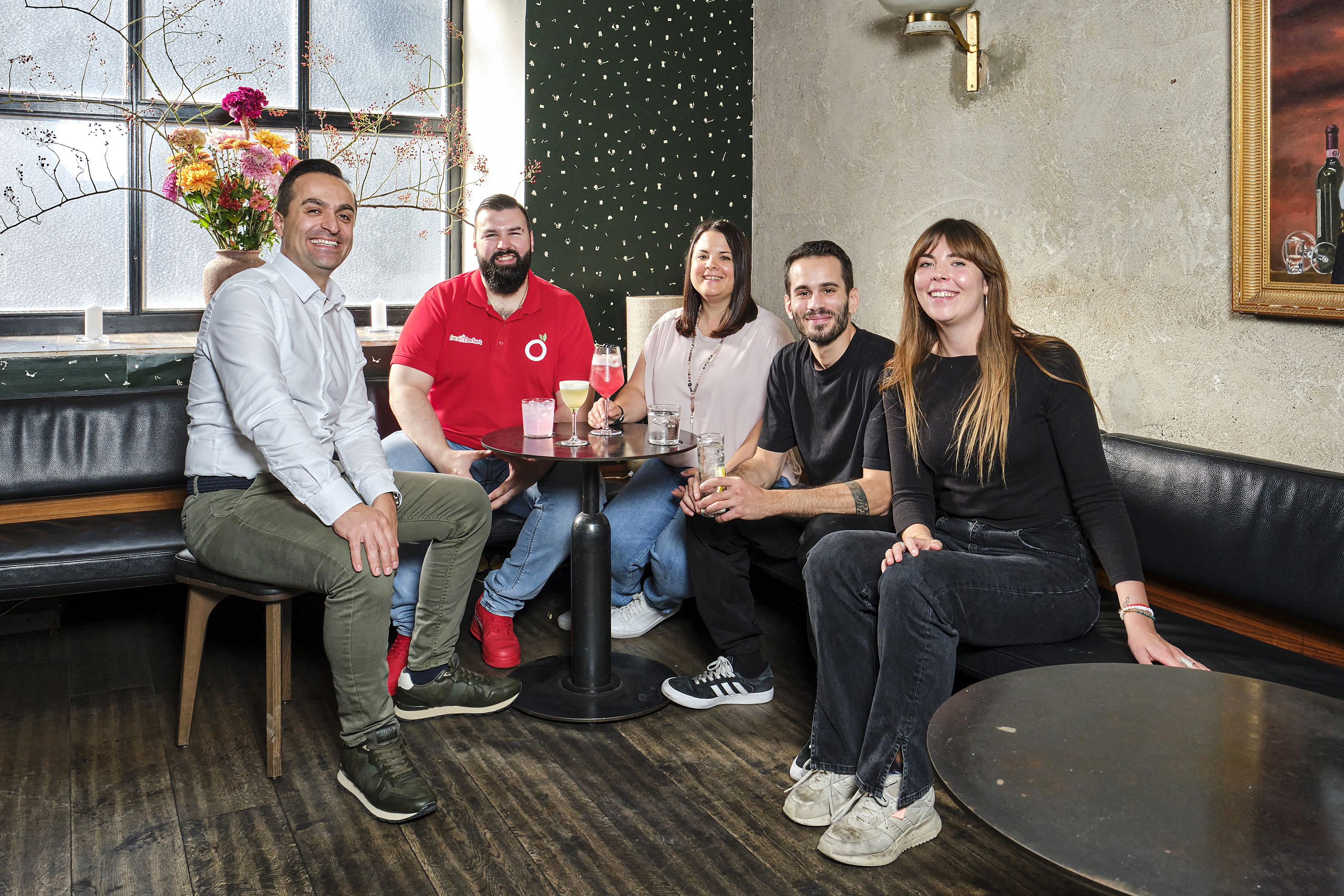 OGGS Aquafaba hat sie vereint: Gabriele und Alex von der Bar Raygrodski (in schwarz) gemeinsam mit Daniela Lehmann und Donato Capuano von der Ostschweizer Unternehmung Delico AG und dem gemeinsamen Geschäftspartner Goran Sasic von der redOrange gmbh (in rot).