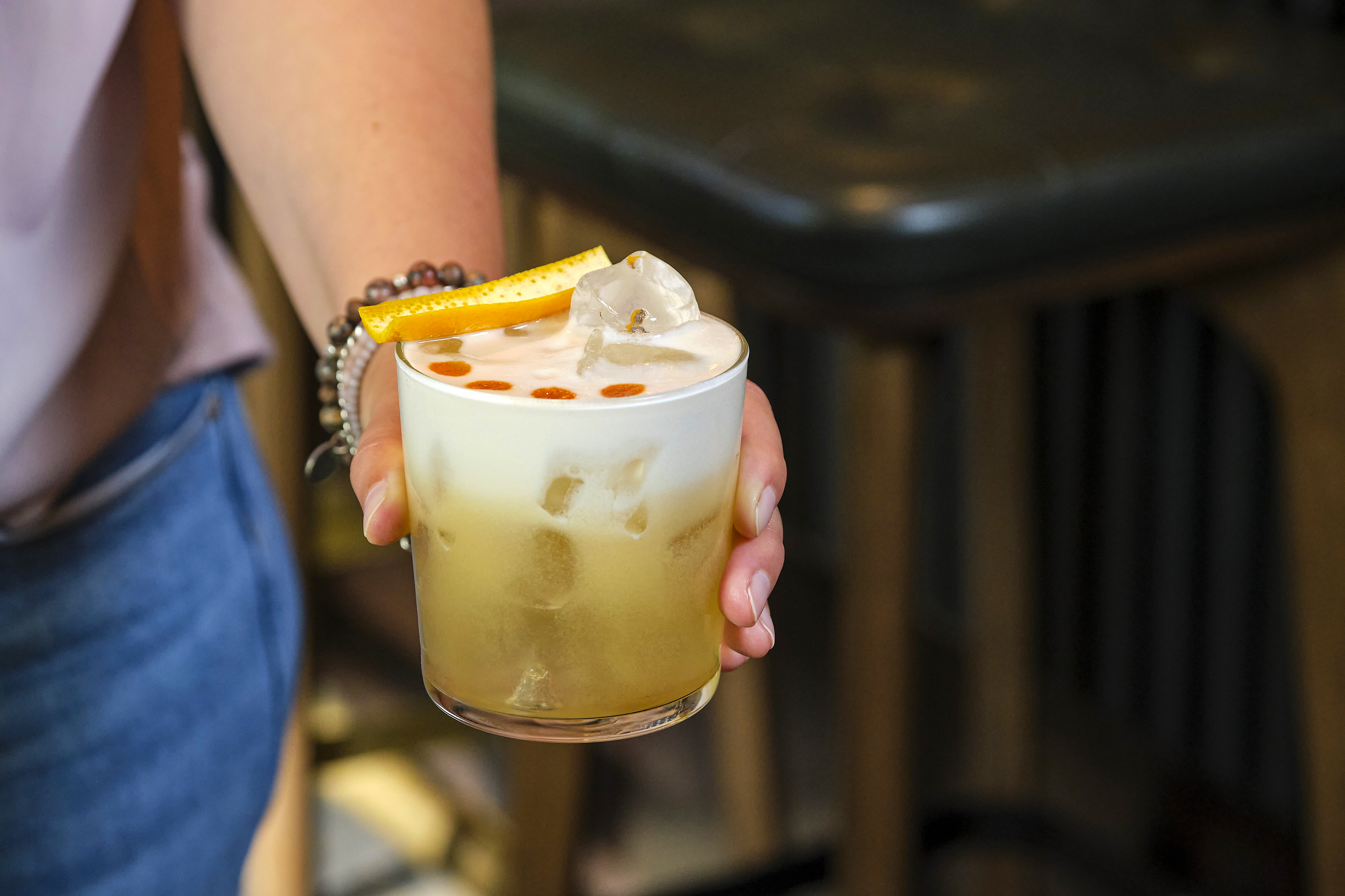 Ob bekannte Klassiker wie ein Amaretto Sour oder aber eigene Kreationen: Im Raygrodski sorgen die Profis hinter der Bartheke für den besonderen «Raygrodski»-Touch und für ein besonderes Erlebnis der Gäste.