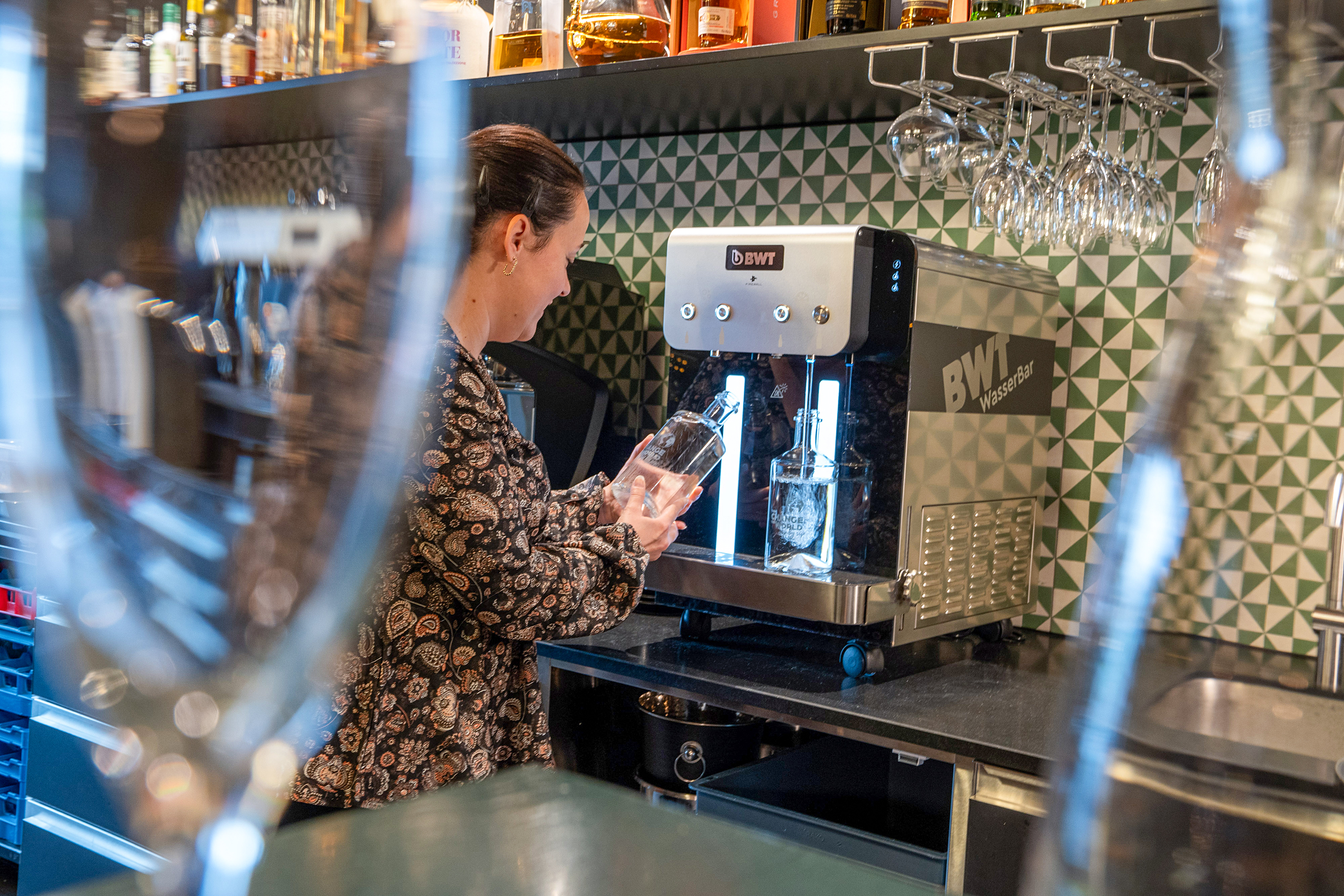 Szabina Szalamonidesz, Chef de Service, freut sich über das schnelle Auffüllen der Flaschen und das automatische Abschalten dank vorprogrammierter Mengen.