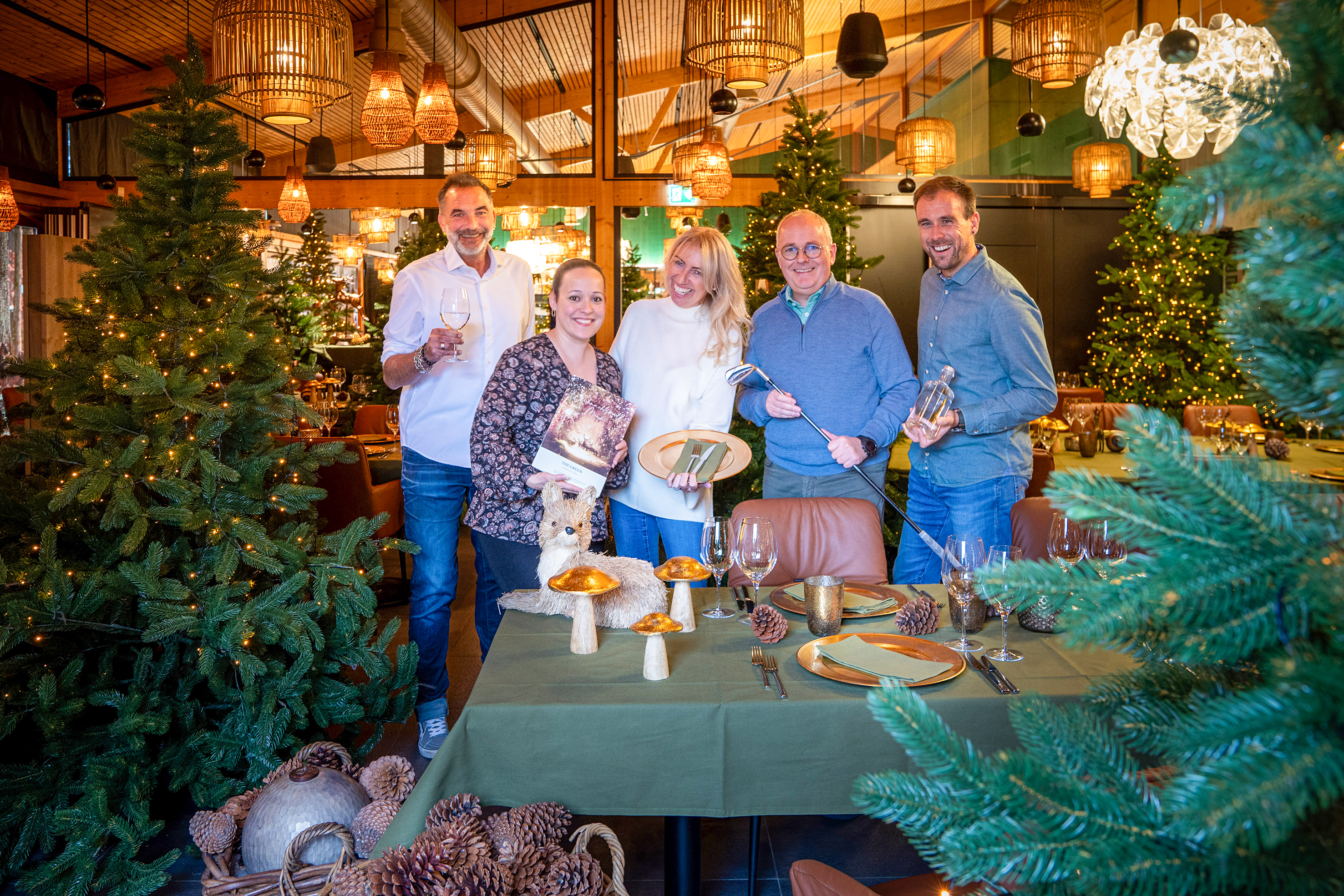 Zusammen für mehr Nachhaltigkeit: Die beiden Verkaufsleiter der BWT WasserBar Laszlo Ceh (links) und Cyril Salzmann (rechts) mit Szabina Szalamonidesz, Beate Baumann und Ian Gibbons vom Golfpark Waldkirch (Mitte von links).