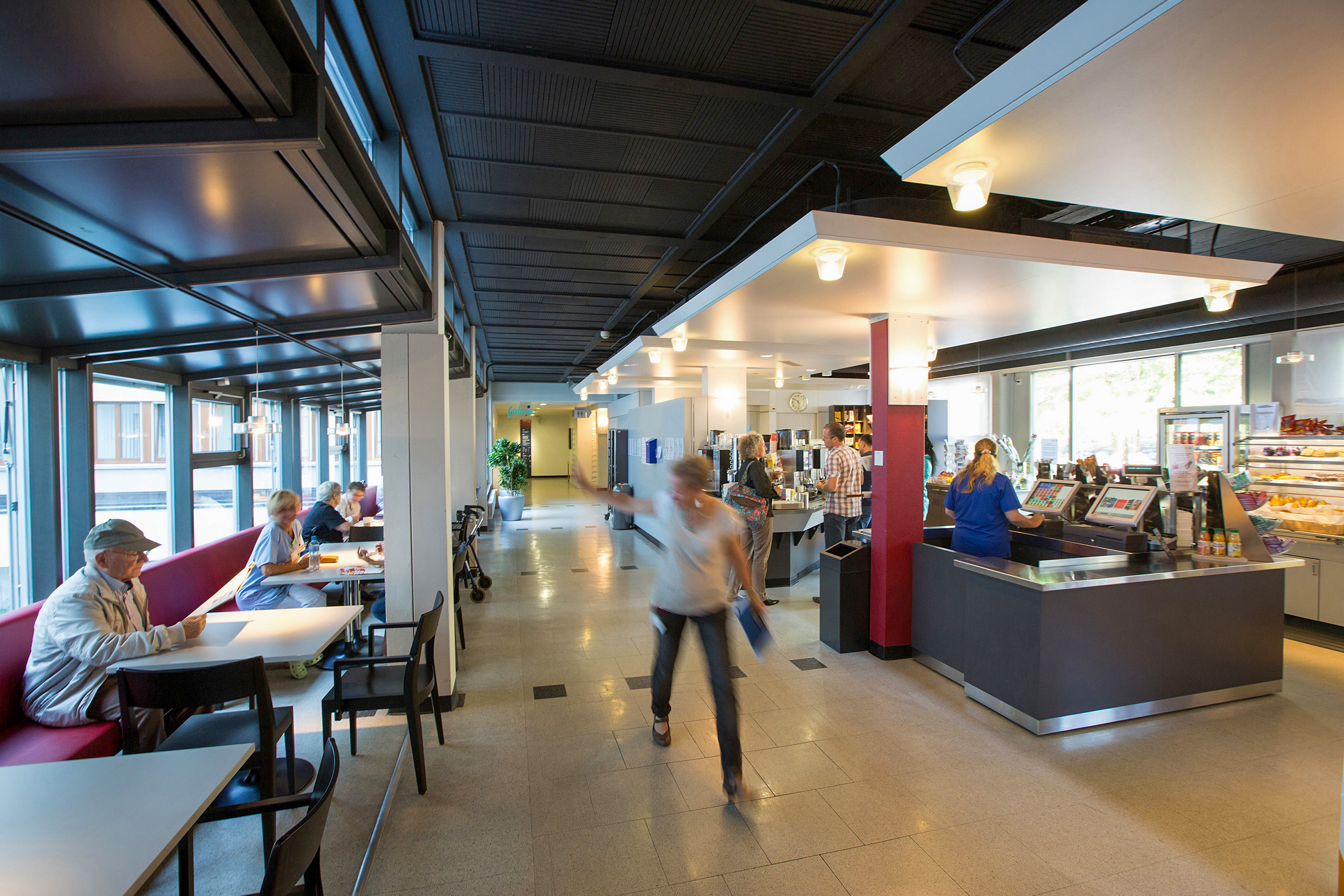 Die Bettenstation und eine Cafeteria mit 40 Plätzen im Innen- und 30 Plätzen im Aussenbereich sind im Hauptgebäude untergebracht. Hier erhalten die Gäste ganztägig Snacks, Patisserie und Getränke.