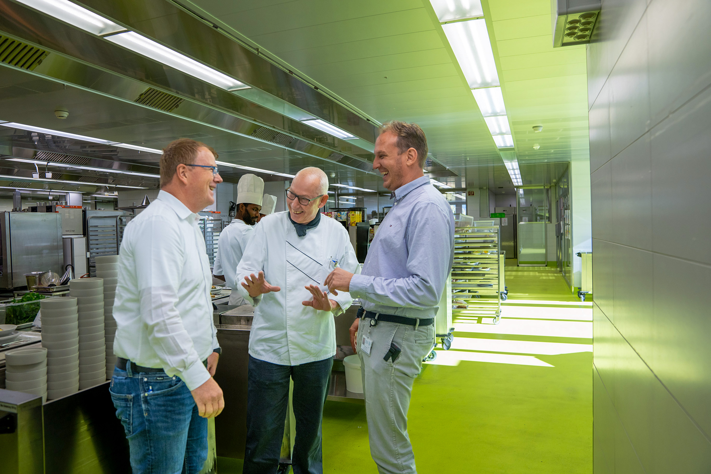 Sie schätzen die Zusammenarbeit mit der Beer Grill AG: Nico Tschenett (r.), Leiter Gastronomie, und Jean-Pierre Pin, Leiter Verpflegung, hier mit Jean-Rodolphe Hofstetter, Gebietsleiter Mitte der Beer Grill AG.