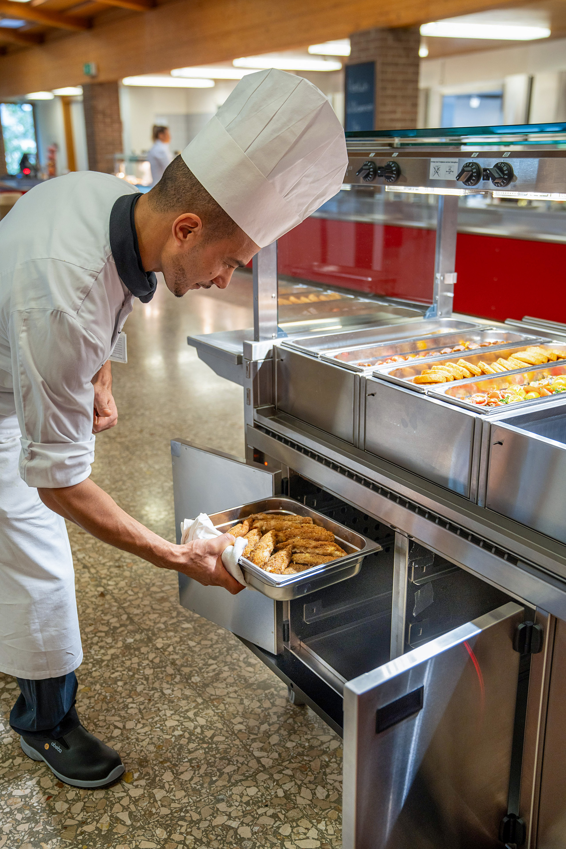 Der Wärmeschrank hält die Reserve warm – auf Wunsch auch neutral oder mit Kühlelementen erhältlich.