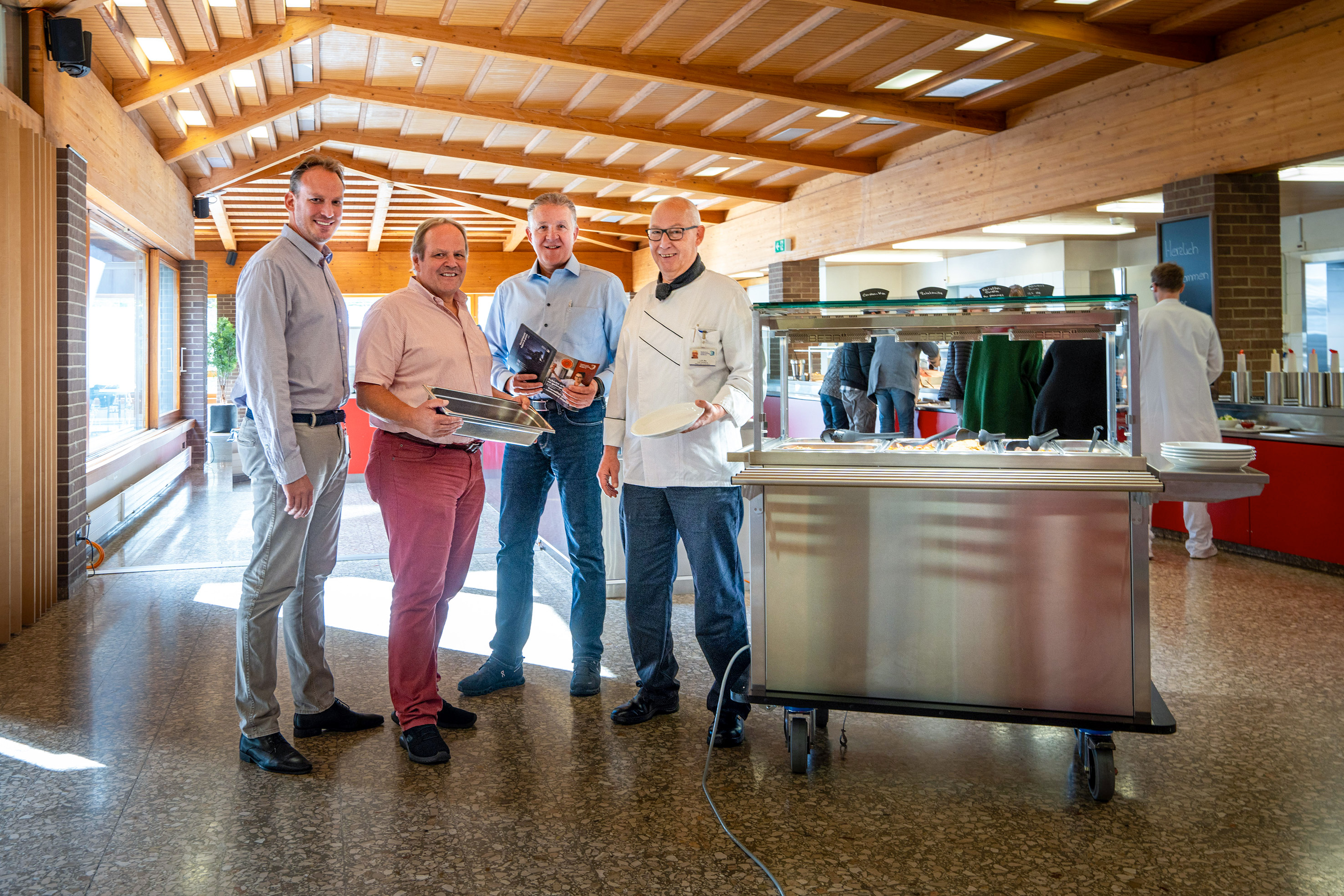 Die Inputs des Spitalzentrums Biel fliessen nach Ablauf der Testphase in die Entwicklungsabteilung der Beer Grill AG ein (v.l.): Nico Tschenett, Leiter Gastronomie, Markus Conrad, Leiter Verkauf & Marketing der Beer Grill AG, Beat Steffen, Geschäftsführer der Steffen Gastro AG, und Jean-Pierre Pin, Leiter Verpflegung im Spitalzentrum Biel.