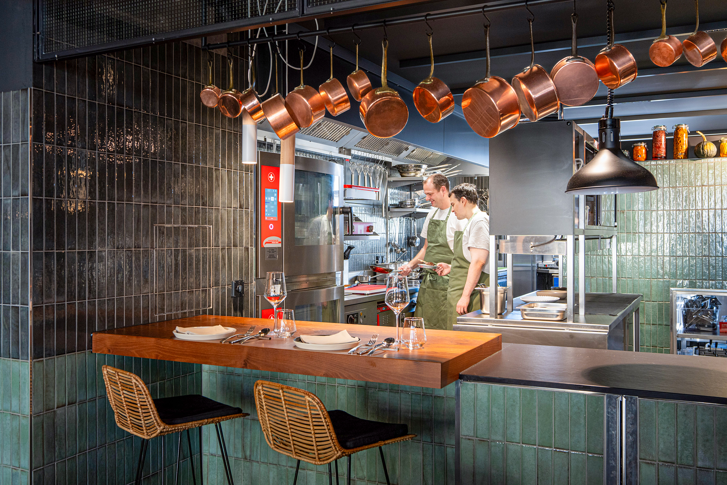 Chefkoch Jürgen Andre (l.) begeistert Gäste und Team gleichermassen – er habe alle Erwartungen übertroffen. Ein Sechser im Lotto für die Tiger-Gründer. 