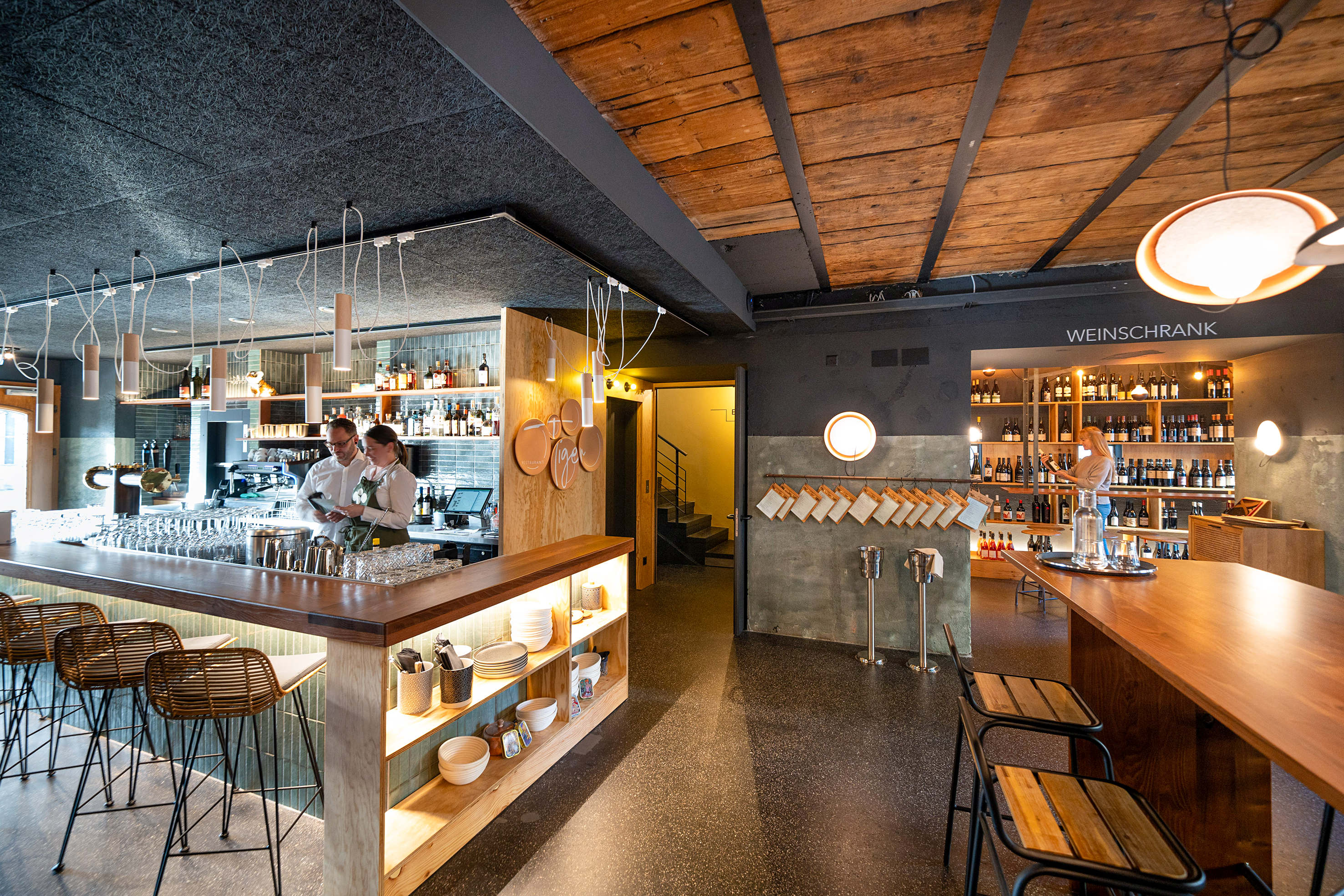 Im unteren Stock mit Bar und Weinreduit bietet der Tiger 40 bis 45, oben 35 bis 40 Plätze. Weitere 30 Plätze gibt es auf der hinteren 
 Terrasse und im nächsten Frühjahr hoffentlich auch auf dem Friedhofplatz, wenn die Bewilligung eintrifft.