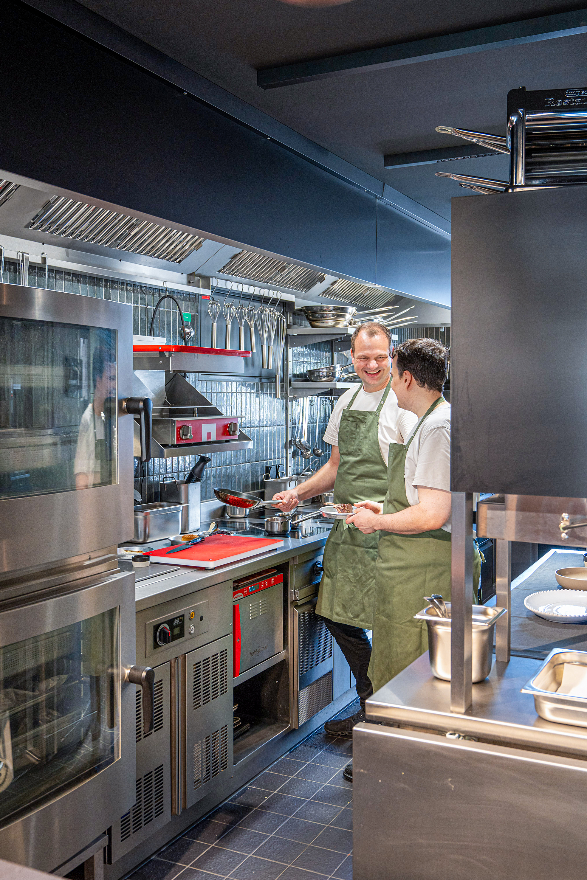 Chefkoch Jürgen Andre konnte die Küche nach seinen Bedürfnissen einrichten – Gastroplaner Beat Steffen und Architekt Wolfgang Aeberhard standen beratend zur Seite.