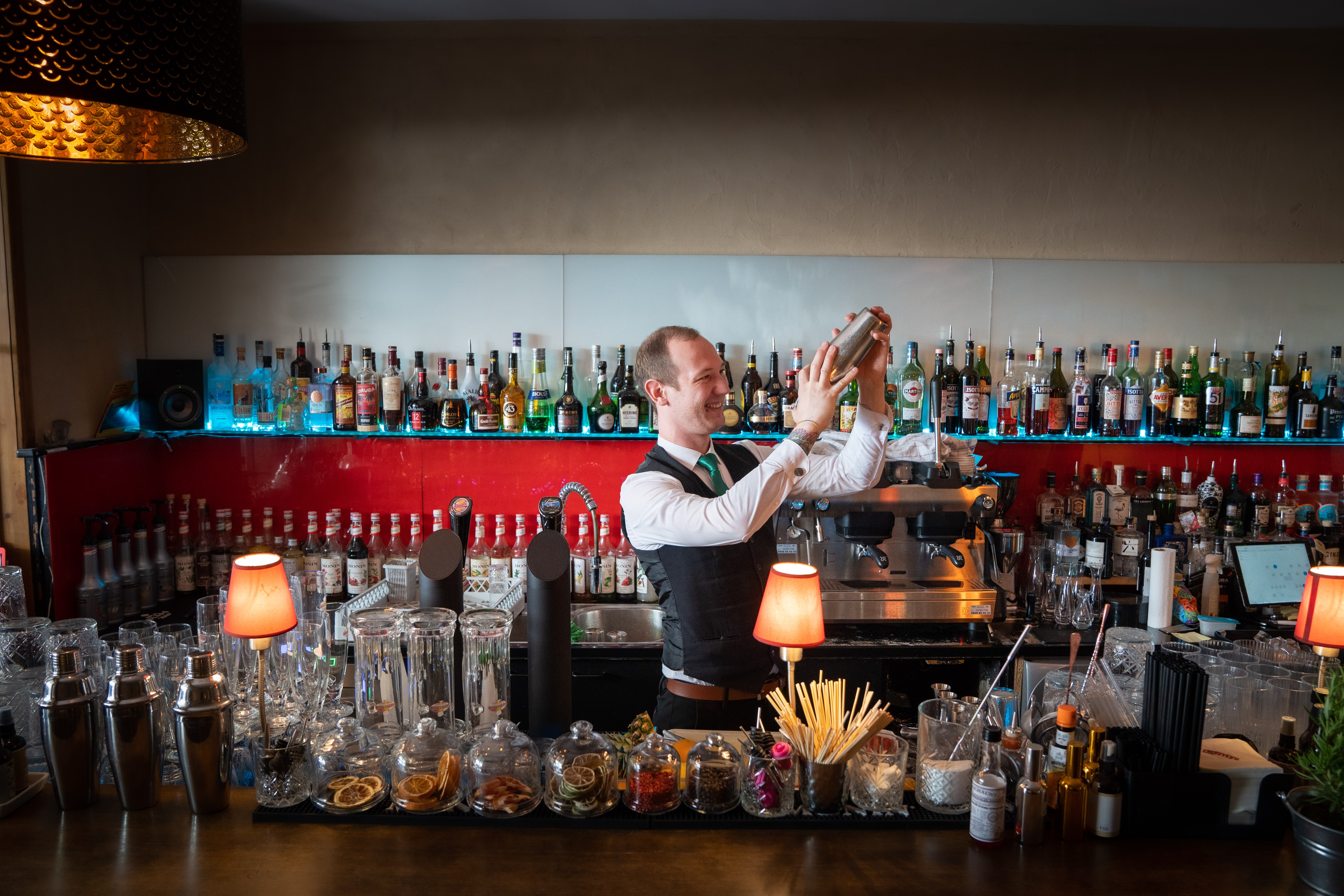 Lorenz Struchen in der Twentys Cocktailbar, Biel.