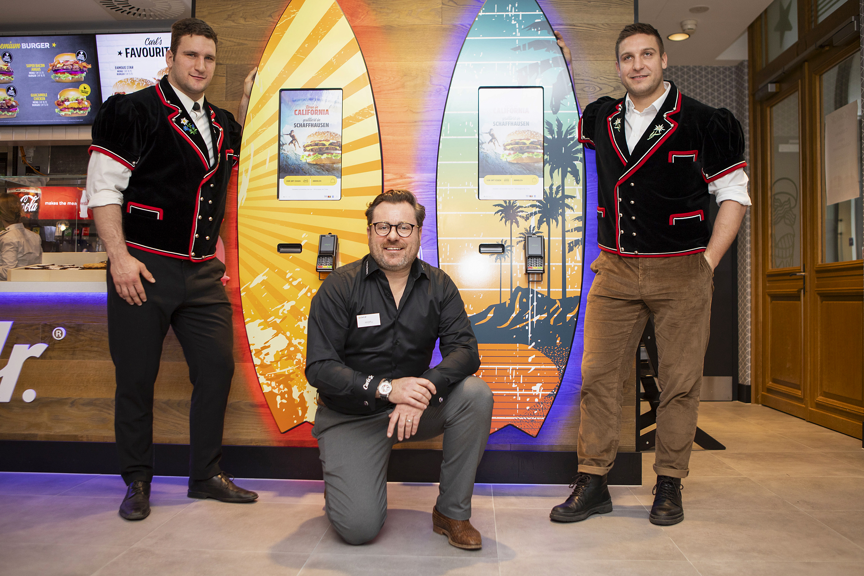 Matthias Spycher, CEO Spycher Burger Group AG, freut sich über den Besuch der Brüder Orlik.