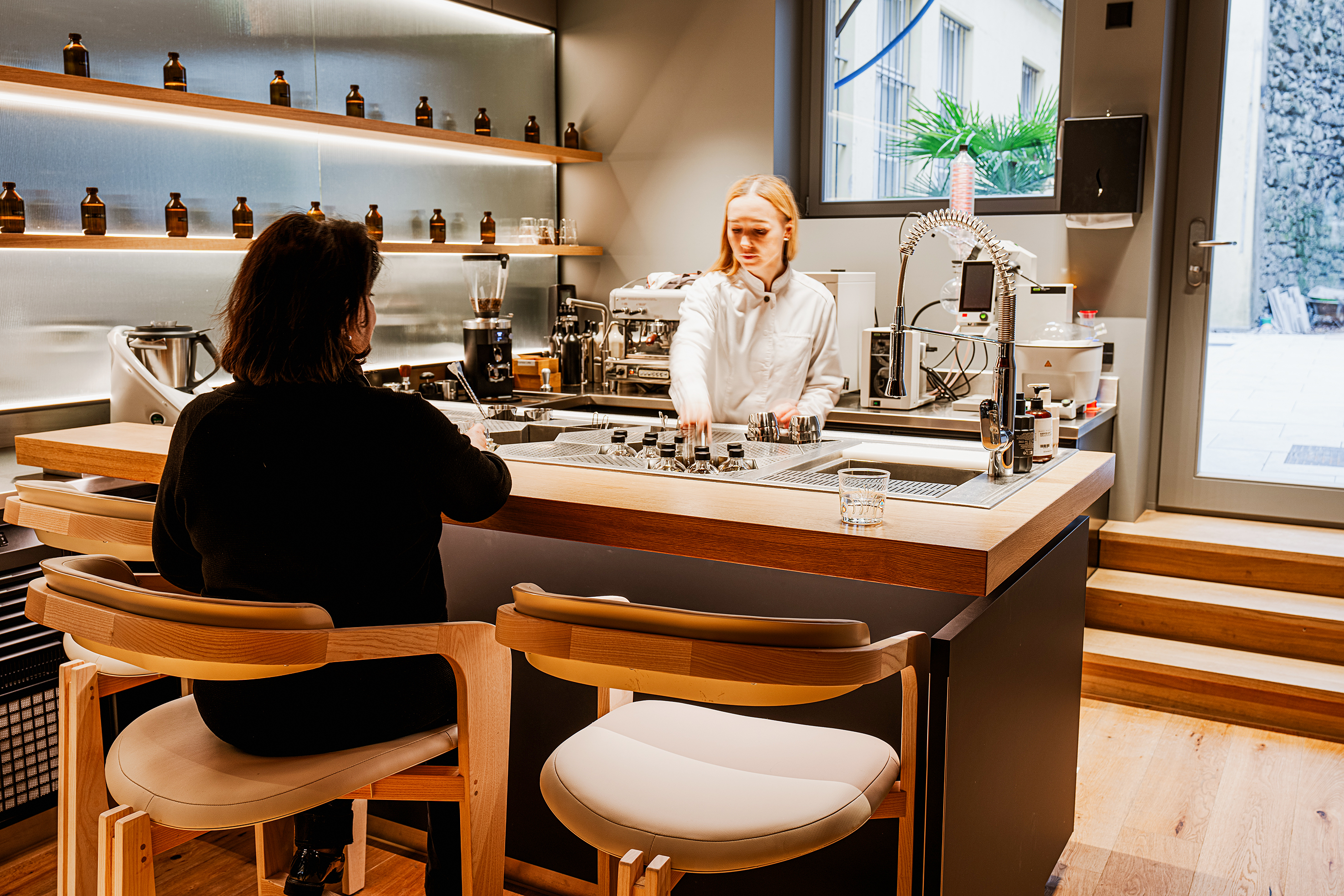 Die Gäste beginnen ihr Erlebnis an der Bar mit einem Cock- oder Mocktail.