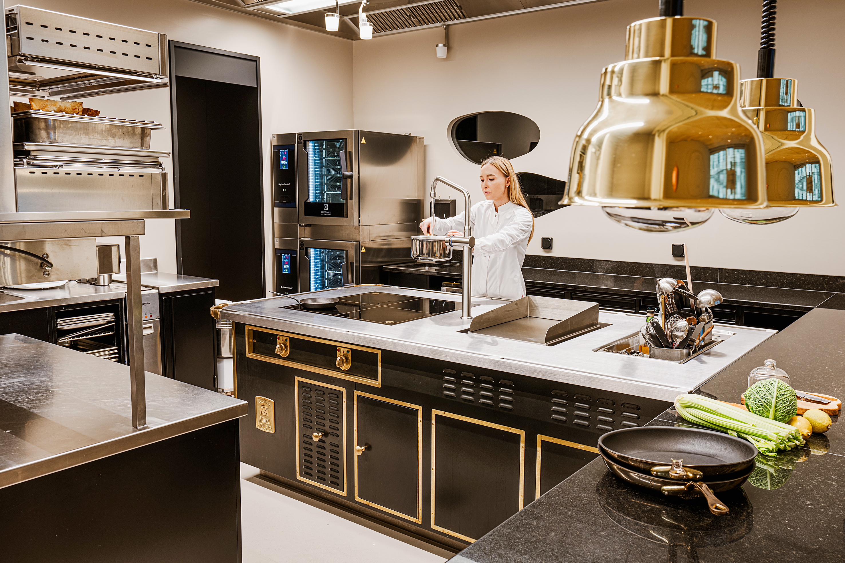 Der schwarz-goldene Molteni-Herd von Electrolux Professional mit den vier Vollflächen-Induktionsfeldern und der Grillplatte bildet das Herzstück des CAAA.