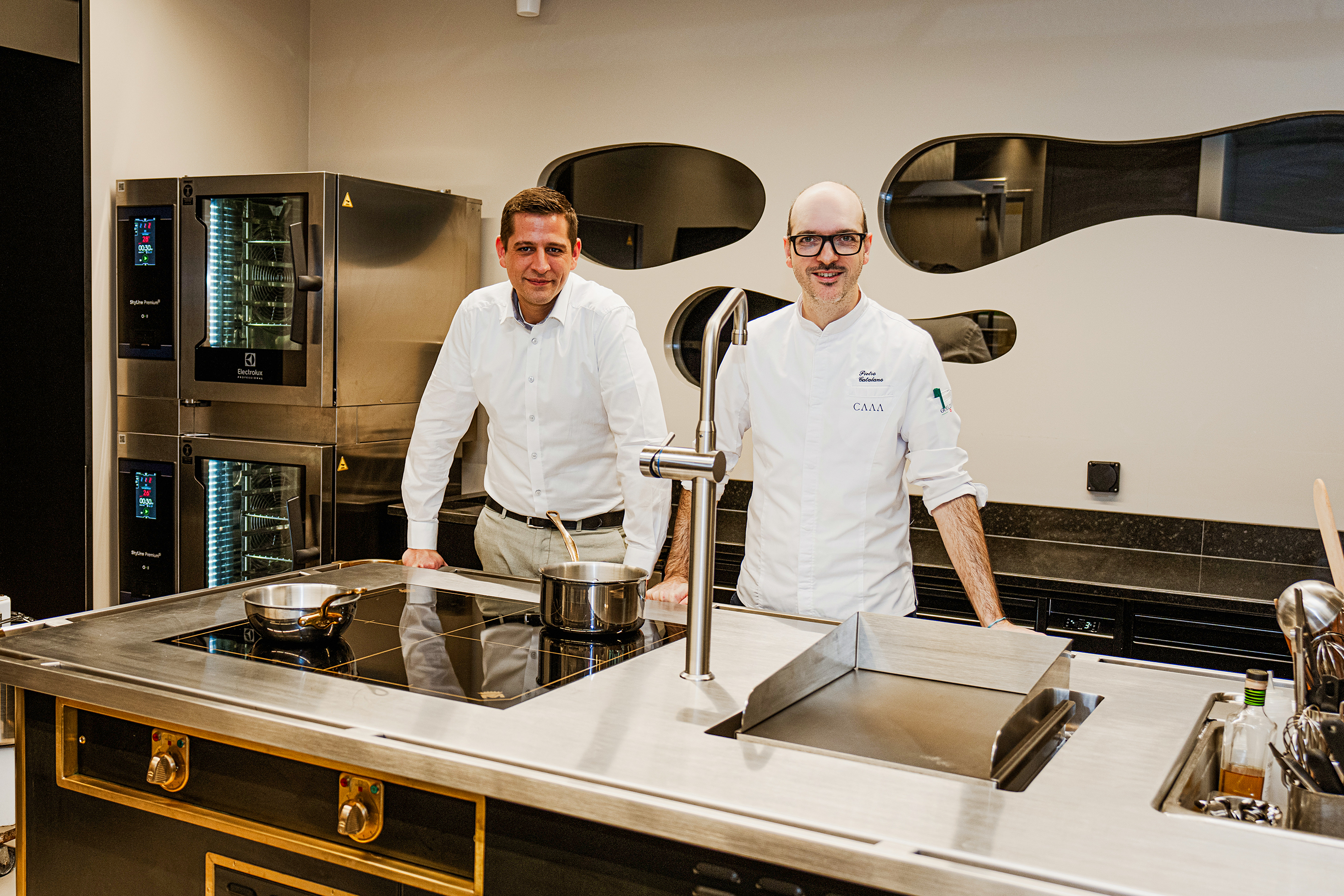 Der Kücheneinbau war einem engen Zeitplan unterworfen – dank der guten Zusammenarbeit mit Electrolux Professional ist das optimal gelungen: Inhaber Pietro Catalano (r.) mit Andreas Schmid, Gebietsverkaufsleiter von Electrolux Professional.