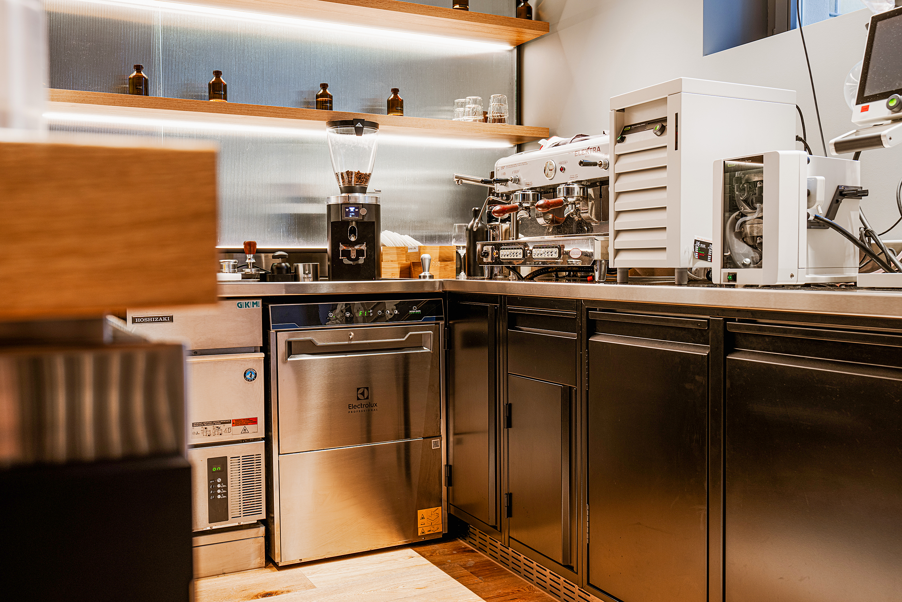 Hinter der Bar steht eine Untertischspülmaschine von Electrolux Professional bereit.