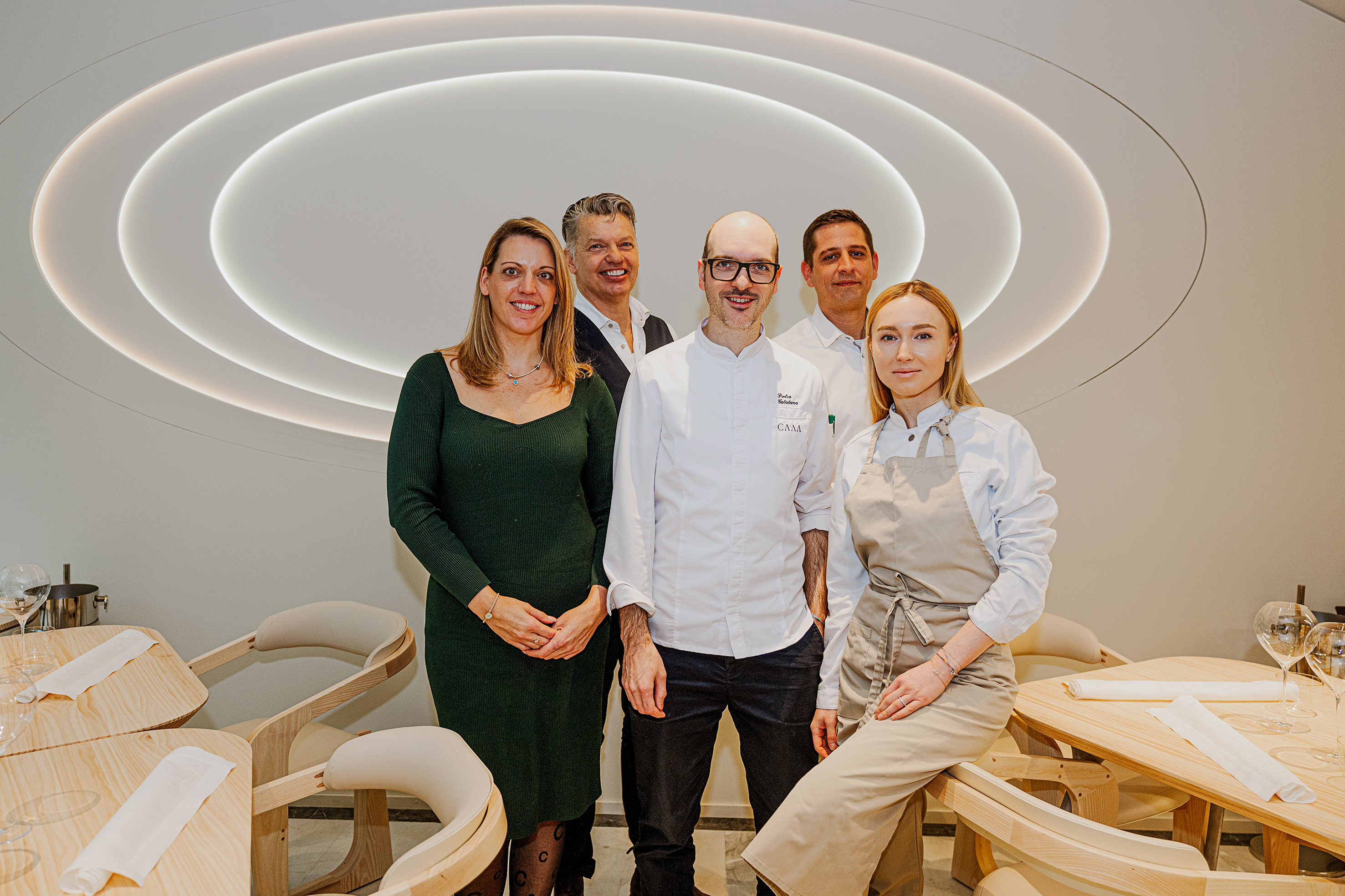 Sie freuen sich über das zusammen geschaffene Restaurant (v.l.): CAAA-Geschäftsführerin Stefania Catalano, Roland Astner, Vertriebsleiter Grossküchentechnik Schweiz bei Electrolux Professional, Inhaber Pietro Catalano, Electrolux-Professional-Gebietsverkaufsleiter Andreas Schmid und Köchin Elena Klimianok.