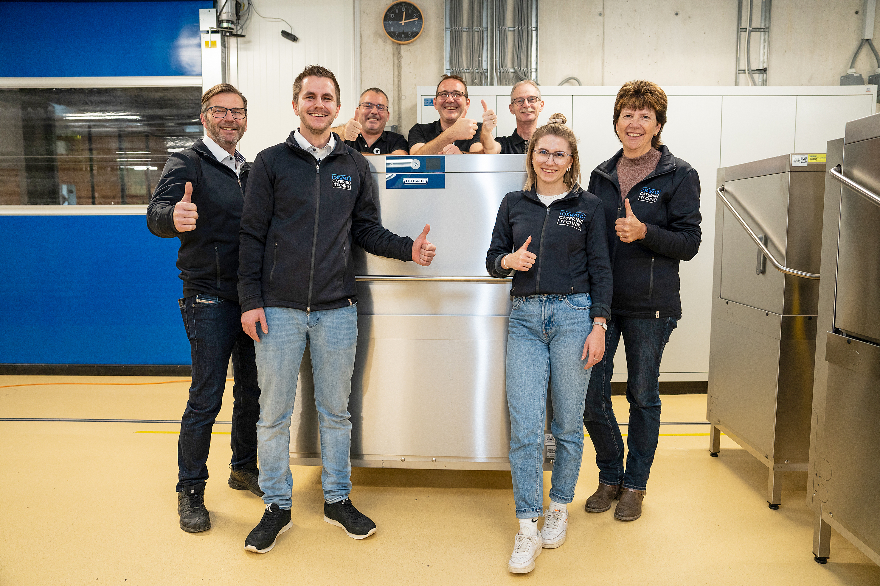 Sie feiern ihre langjährige Partnerschaft: Das Team der Oswalds und das Team der Gehrig Group.