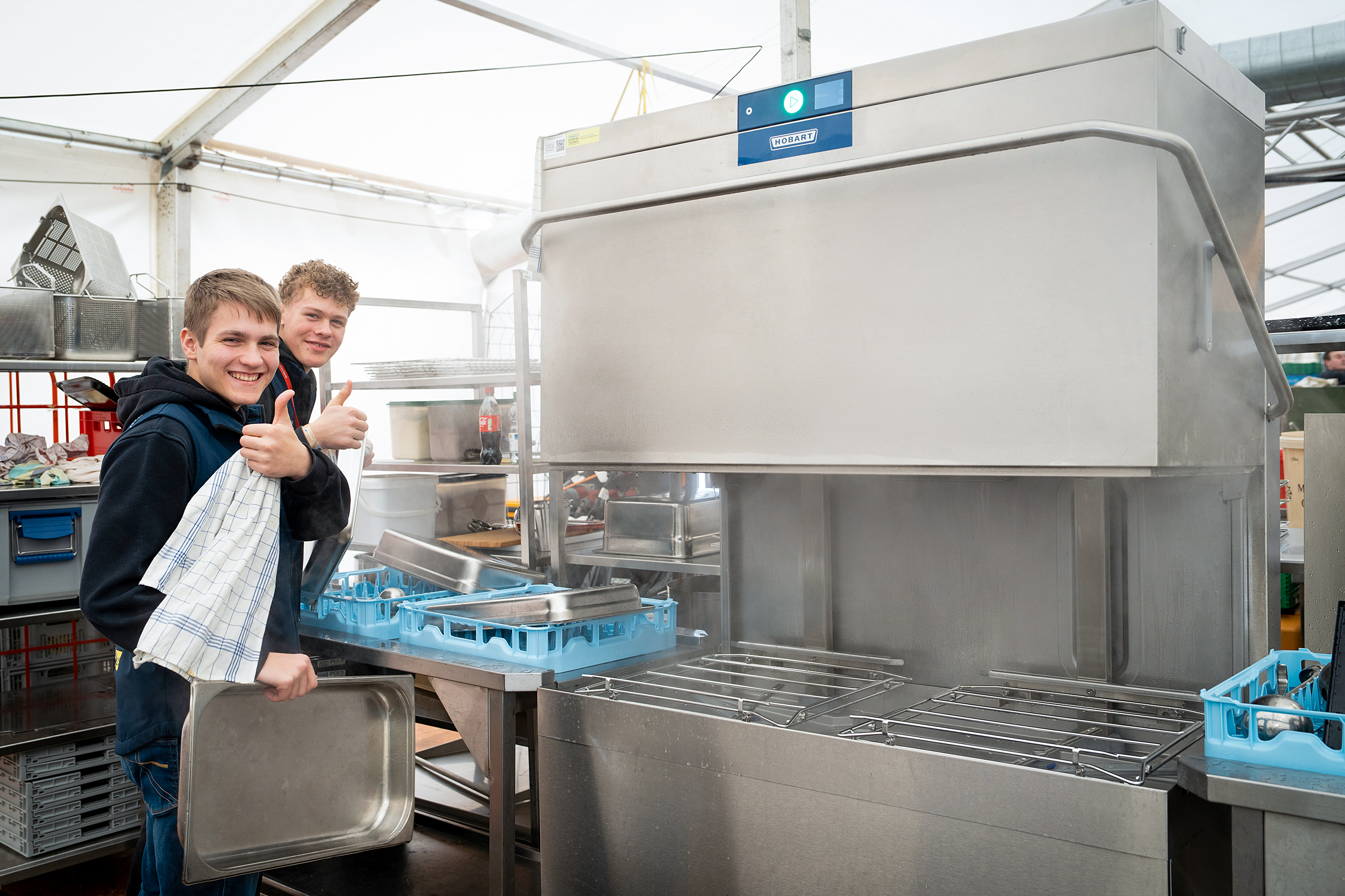 Da freuen sich die Helfer: Es geht nichts über Profigeräte, die einem die Arbeit erleichtern.