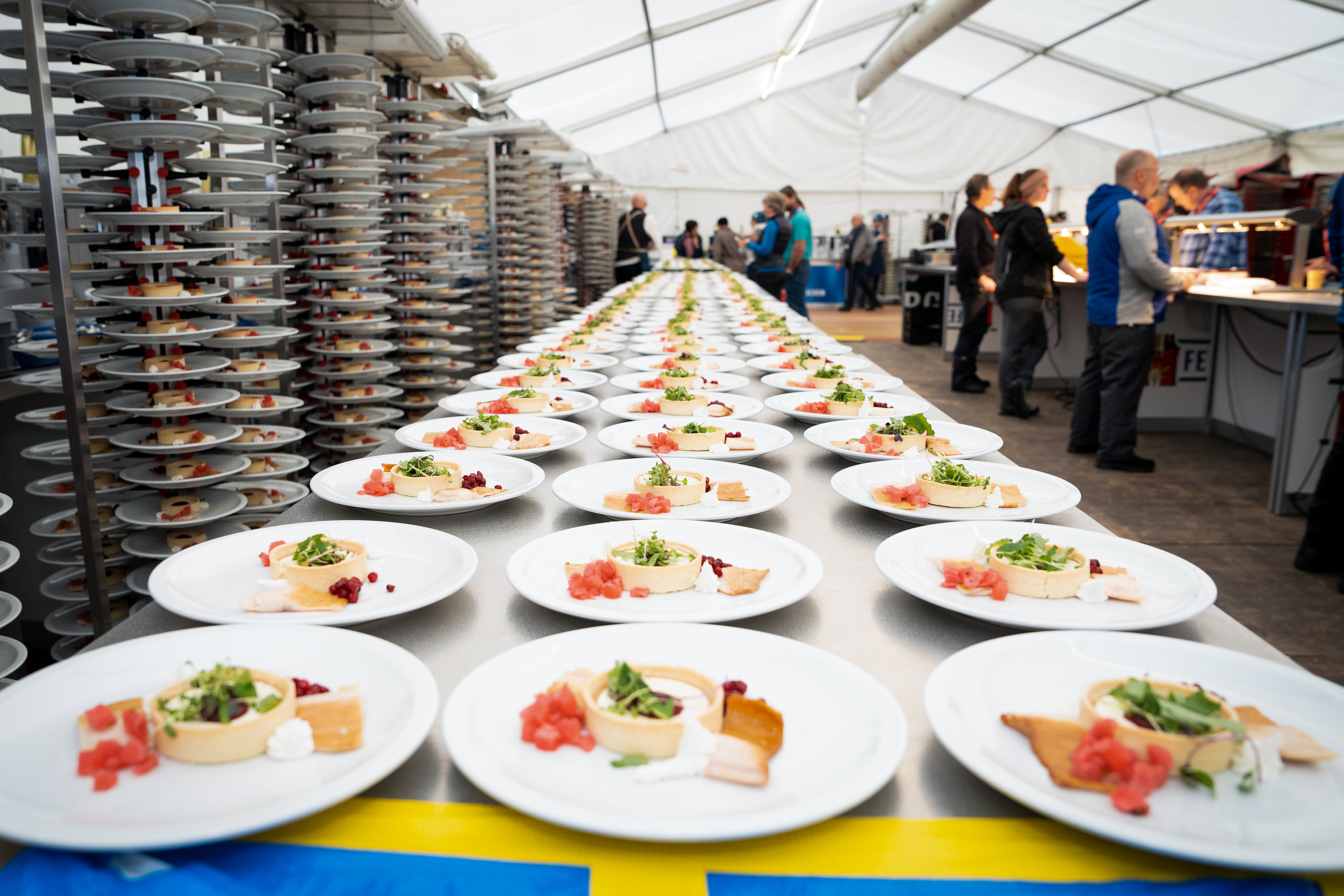 Im VIP-Bereich ist angerichtet: Hier werden innert 15 Minuten 1200 Vorspeisenteller serviert.