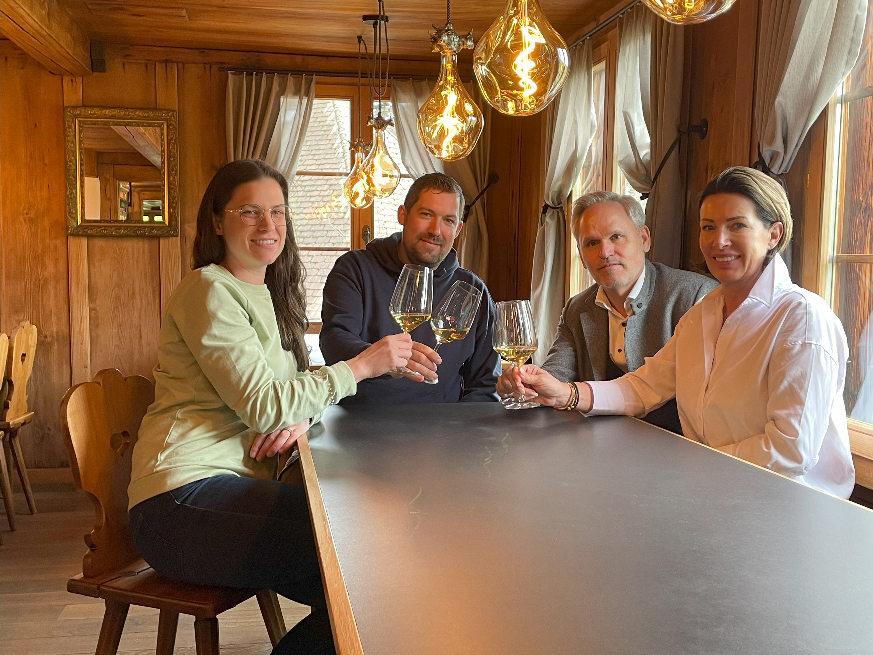 Die neuen Pächter Vanessa Lenherr und Christoph Fankhauser, zusammen mit Löchlibad-Besitzer Urs Grossen sowie Geschäftsleitungsmitglied Nathalie Fink von der Grossen Immobilien AG (v.l.)