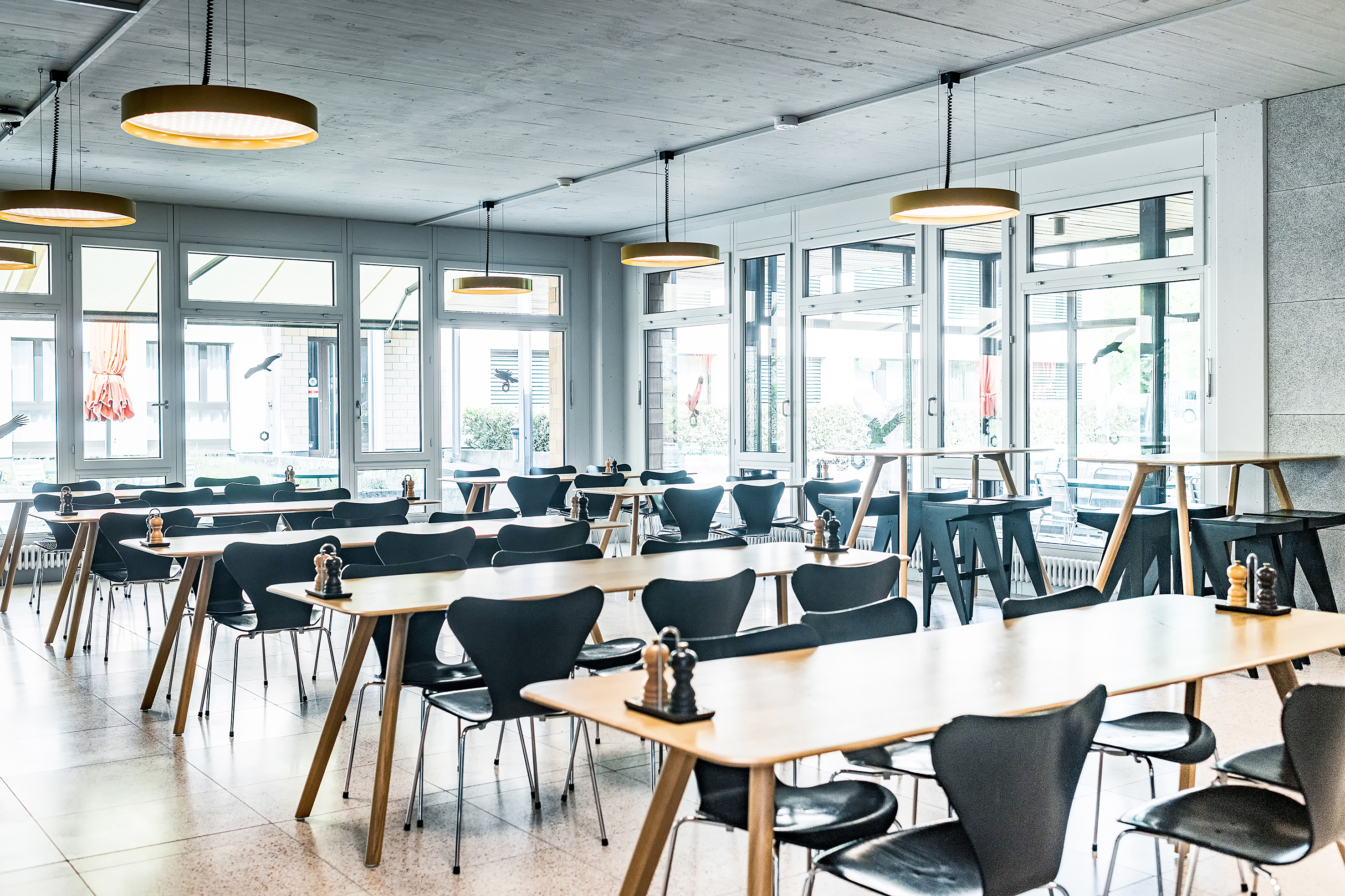 Das Restaurant Food Market mit 180 Innen- und 60 Aussenplätzen bietet von Montag bis Freitag täglich wechselnde 3-Gang-Lunch-Buffets und ist ein beliebter Treffpunkt für Studierende und Gäste.