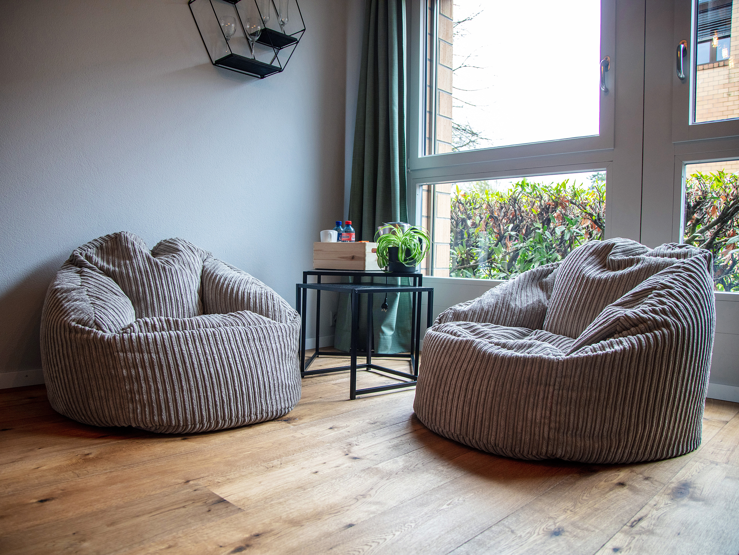 Zwei Studierende der Hotelfachschule Thun haben The Friends Lab im Rahmen einer Diplomarbeit eingerichtet, bewusst flexibel, so dass zum Beispiel eine Masseurin für eine Wellnessanwendung an einem Girls-Weekend ihre Liege mitbringen kann.