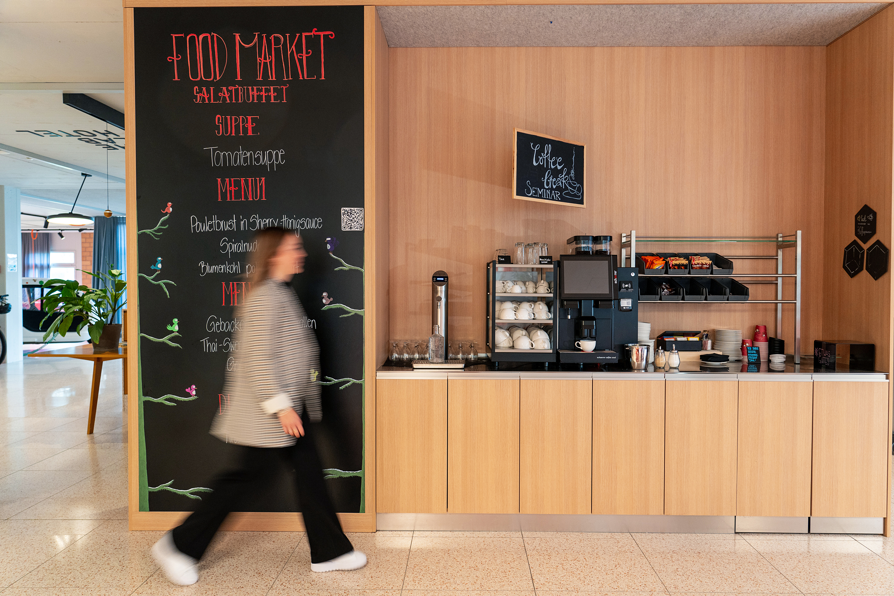 In der Café-Ecke steht eine BWT WasserBar, die drei Wasserarten ausgibt: gekühlt – einmal still, einmal spritzig – und raumtemperiert.