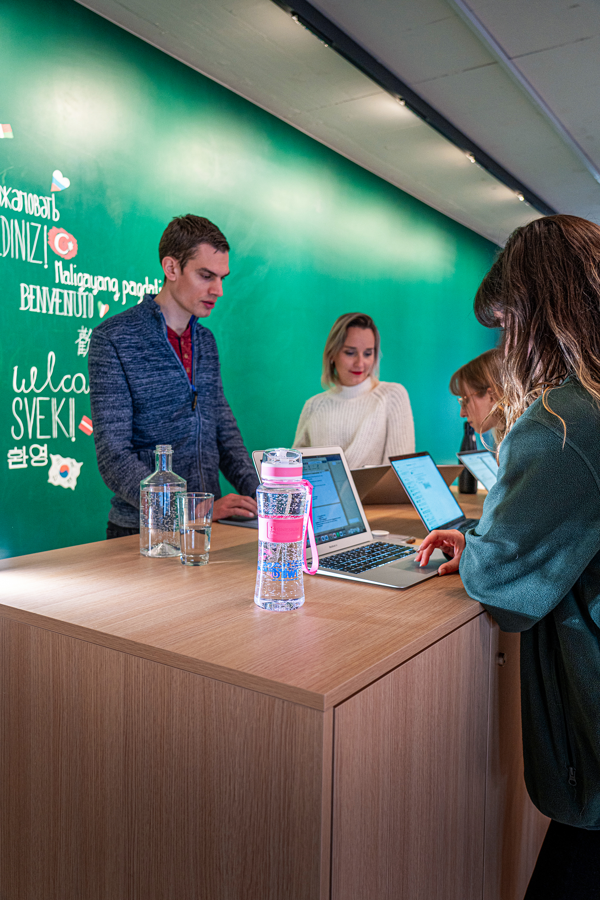 Studierende der Hotelfachschule Thun erhalten BWT-Wasserflaschen, die sie jederzeit mit aufbereitetem Wasser auffüllen können – still oder spritzig.