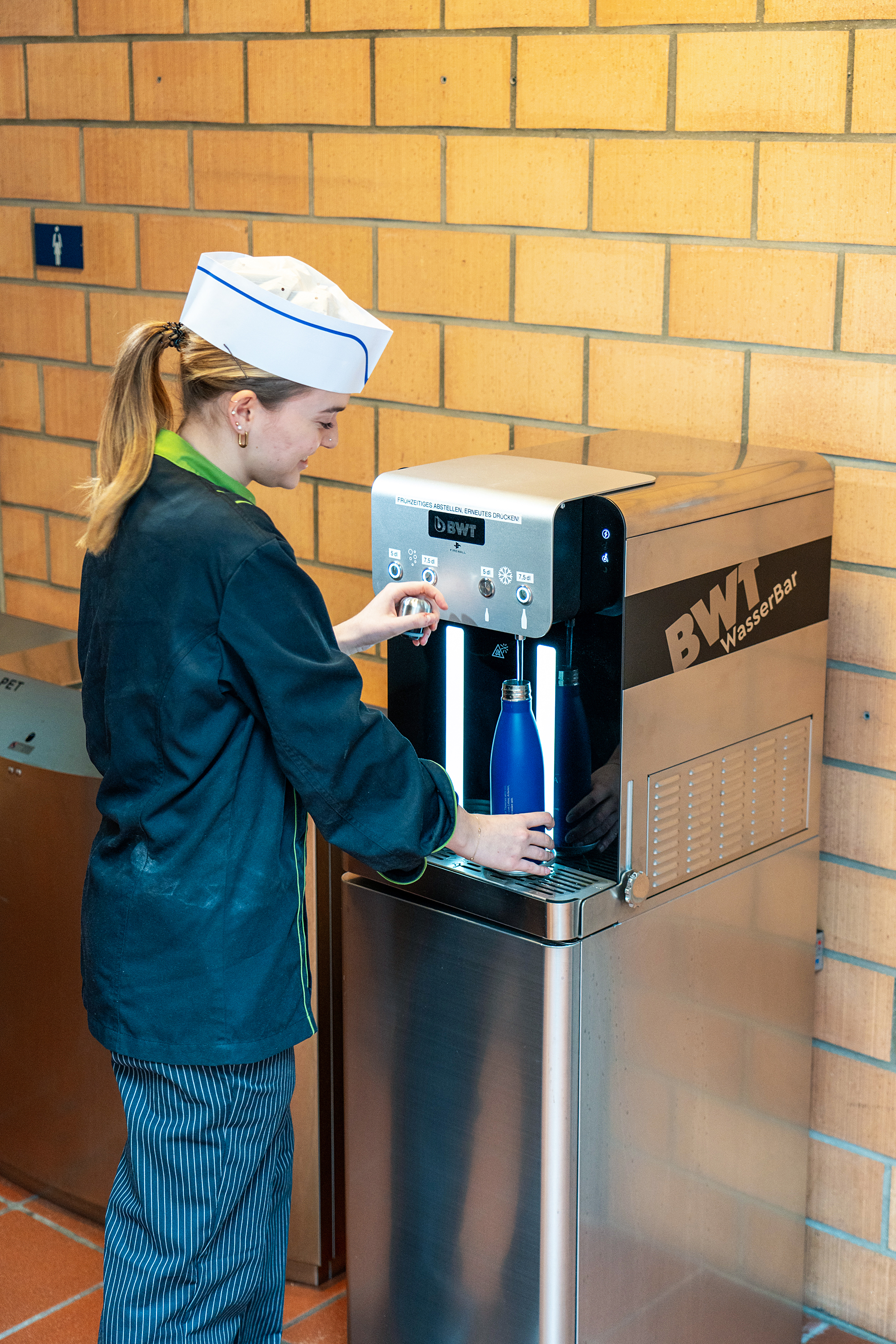Kurze Pause und die eigene Flasche auffüllen, das geht an der BWT WasserBar, einem Tischmodell mit integrierter Kühleinheit im Sockel, per Knopfdruck, vordosiert für 0,5- und 0,75-Liter-Flaschen.