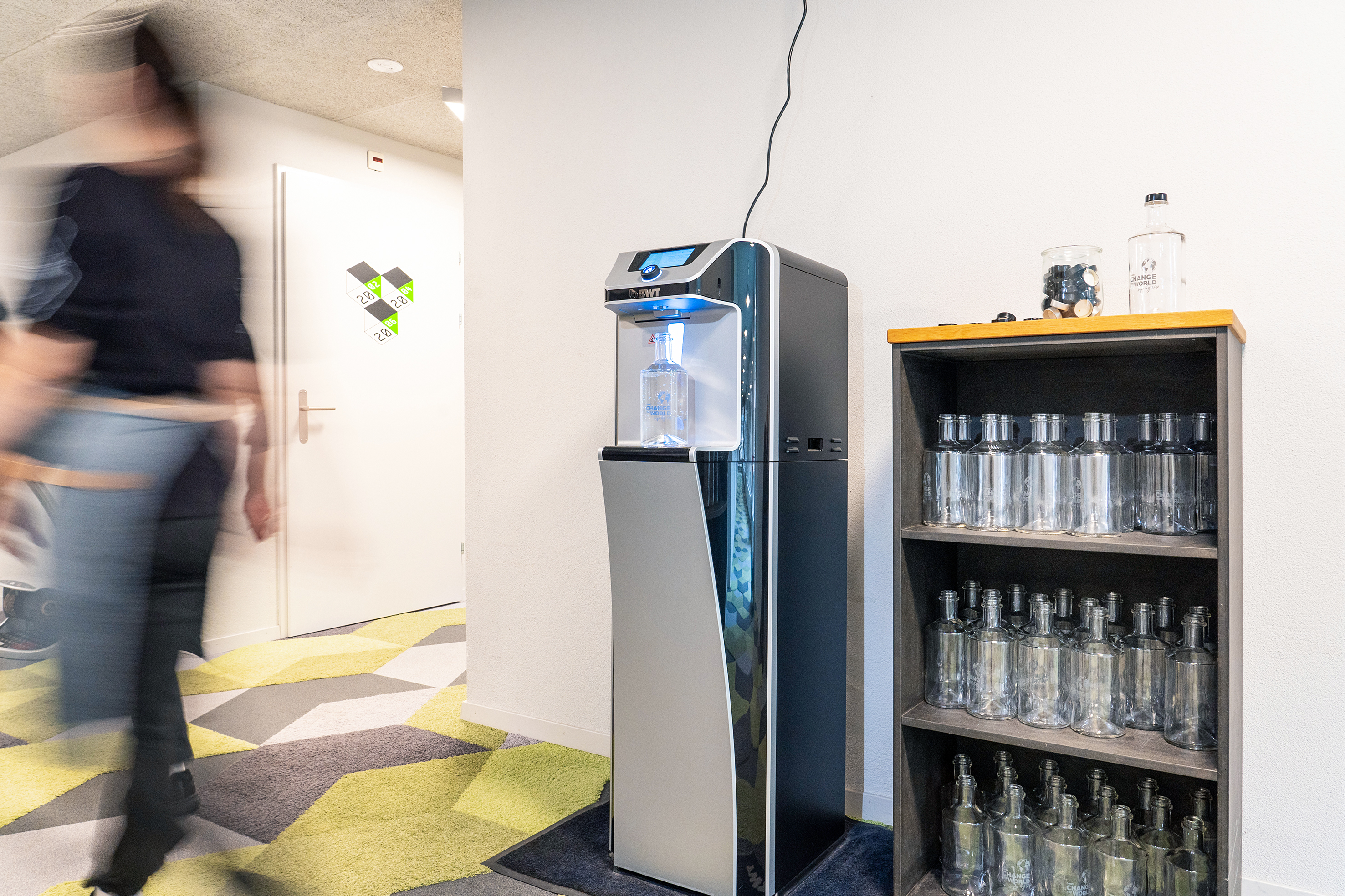 Im The Lab Hotel steht den Gästen der Trinkwasserspender BWT Palaimon P7 zur Verfügung. In bereitgestellten Wasserflaschen können sie aufbereitetes Wasser abfüllen und im Zimmer geniessen.