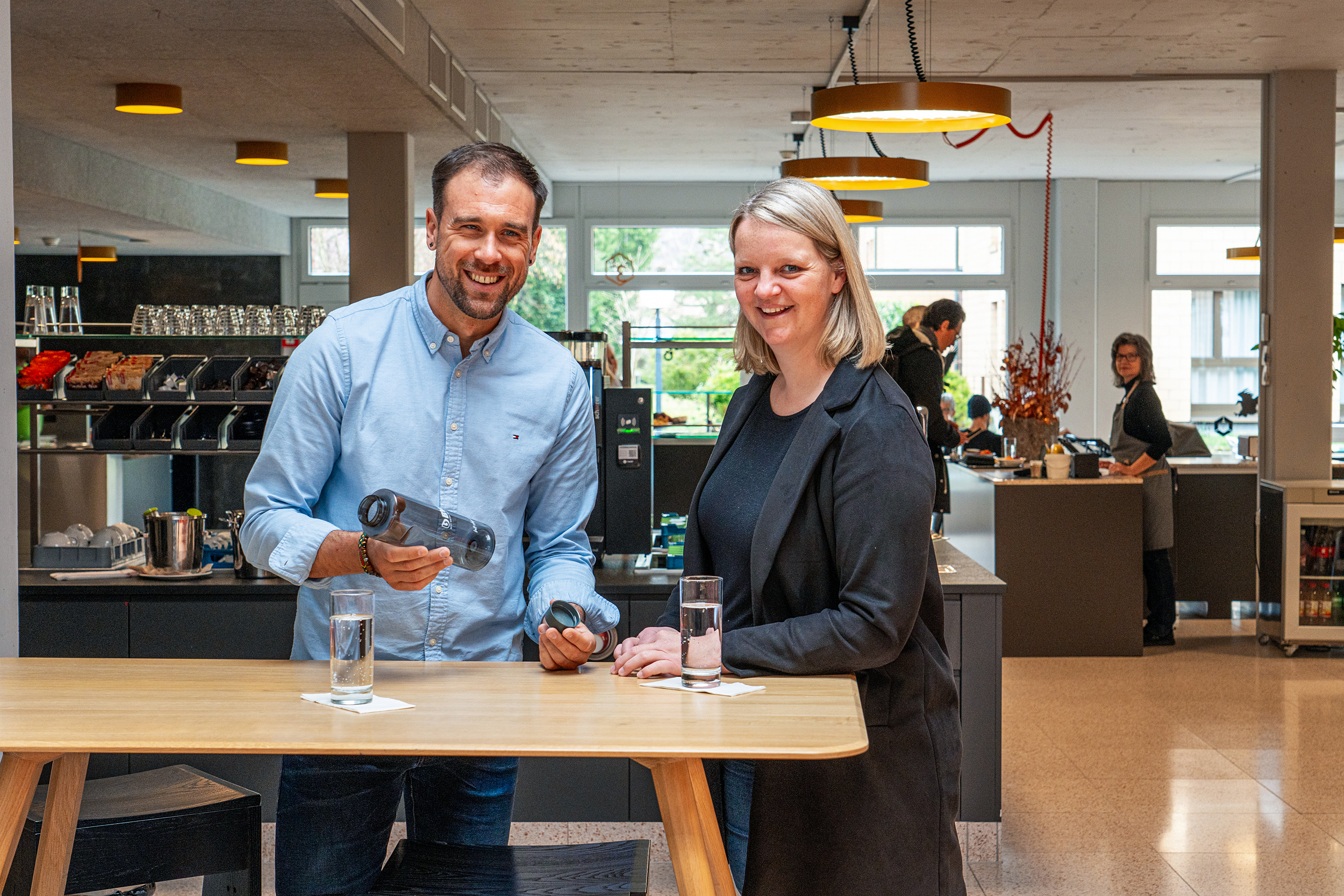 Cyril Salzmann, Verkaufsleiter der BWT WasserBars referiert seit zwei Jahren an der Hotelfachschule über nachhaltigen Trinkgenuss. Das BWT-Konzept überzeugte auch Debora Capela Lopes, stellvertretende Hotelmanagerin und verantwortlich für F&B sowie Seminare und Events.