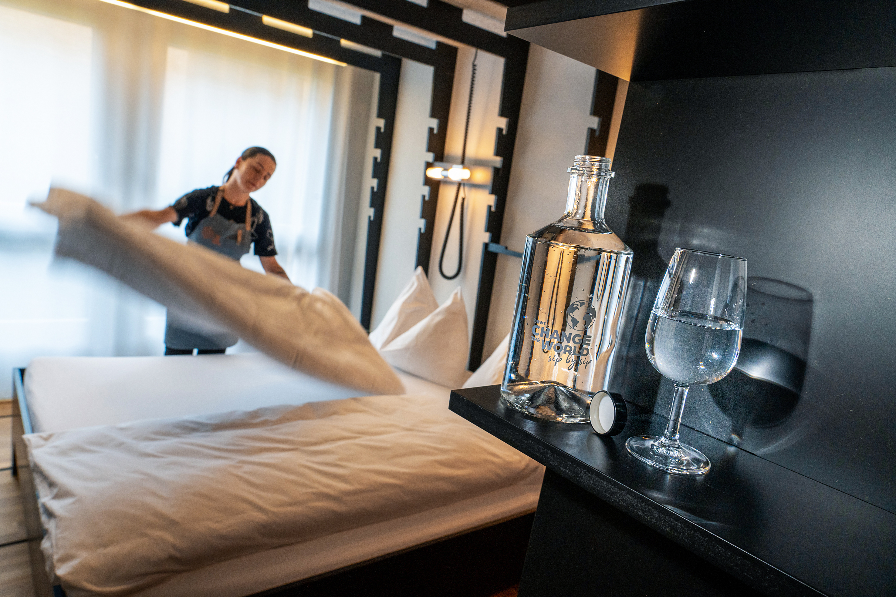 Nachhaltig ist im The Lab Hotel nicht nur das Wasserkonzept von BWT, sondern auch die Zusammenarbeit mit dem Start-up Simon & Josef, das ein digitales Housekeeping anbietet. Die Gäste wählen, ob Bad und/oder Zimmer gereinigt oder die Wäsche gewechselt werden soll.