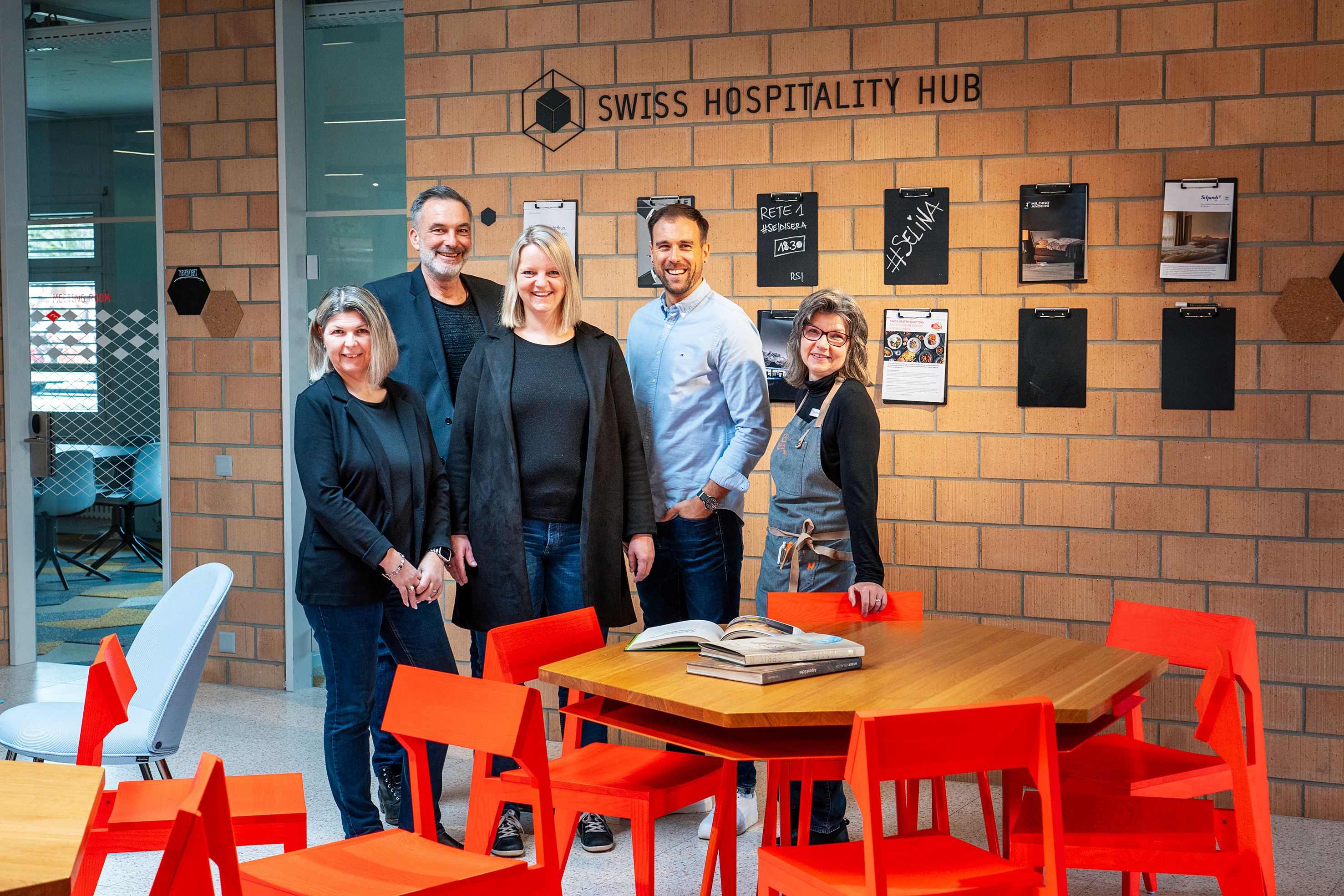 Das erfolgreiche Team auf einen Blick (v.l.): Ursula Schilling, Leiterin Housekeeping im The Lab Hotel, Debora Capela Lopes, stellvertretende Hotelmanagerin und verantwortlich für F&B sowie Seminare und Events und Beatrice Baumgartner, Host im Restaurant Food Market sowie die beiden BWT-Verkaufsleiter Laszlo Ceh und Cyril Salzmann.