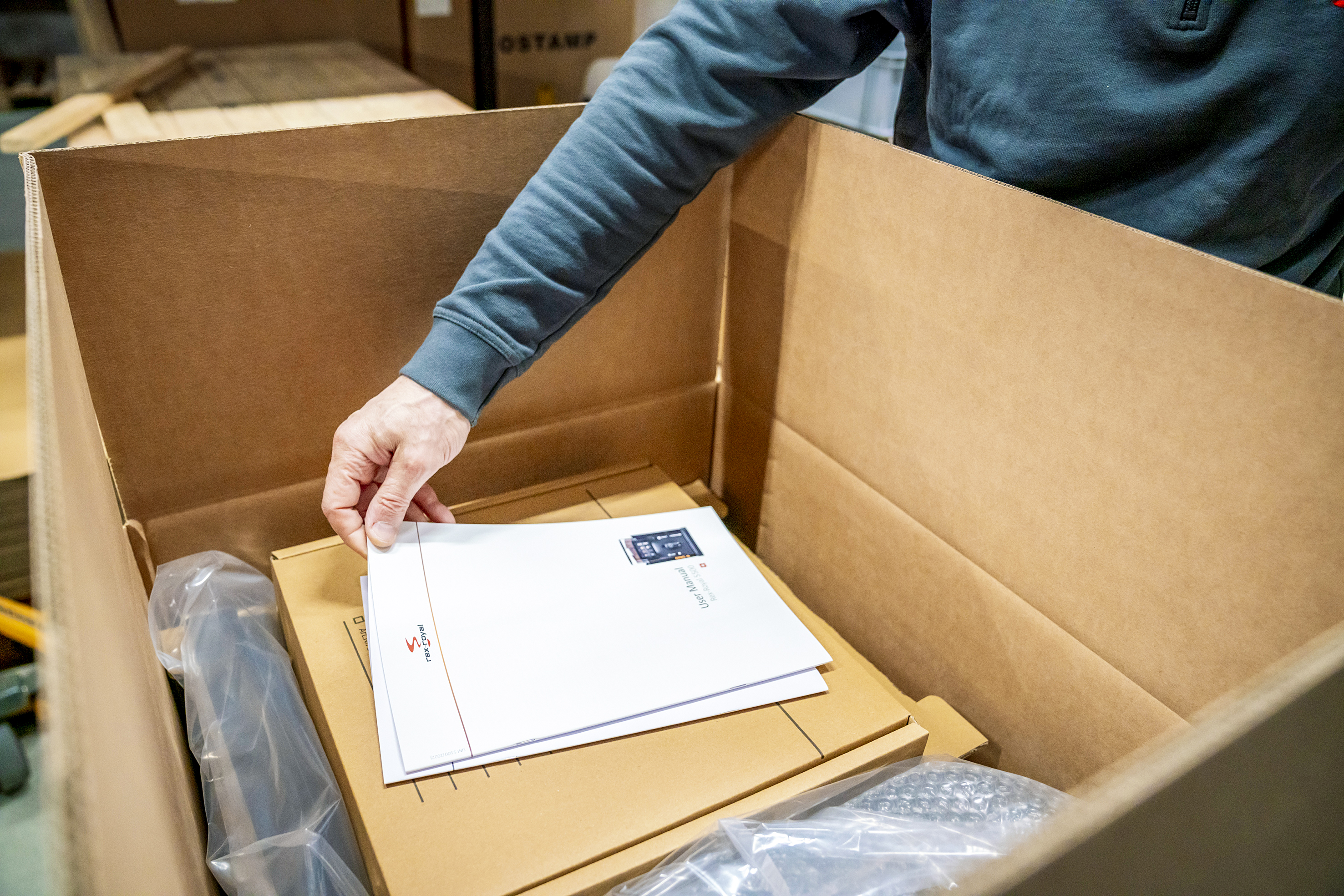 Letzte Kontrolle vor dem Versand - Rex-Royal garantiert Qualität über alle Prozessschritte hinweg.