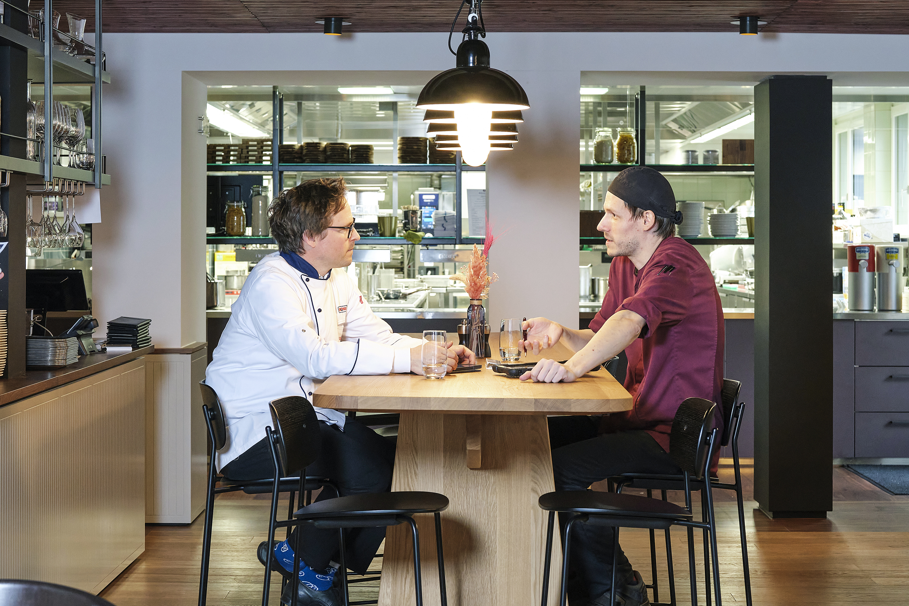 «Der Entscheid für das neue Küchenkonzept und die Rational-Kochsysteme hat sich zu hundert Prozent ausbezahlt» – Pascal Rüscher, Küchenchef Restaurant Doktorhaus, (rechts) im Gespräch mit Raphael Dübendorfer, Regionaler Verkaufsleiter der Rational Schweiz AG.