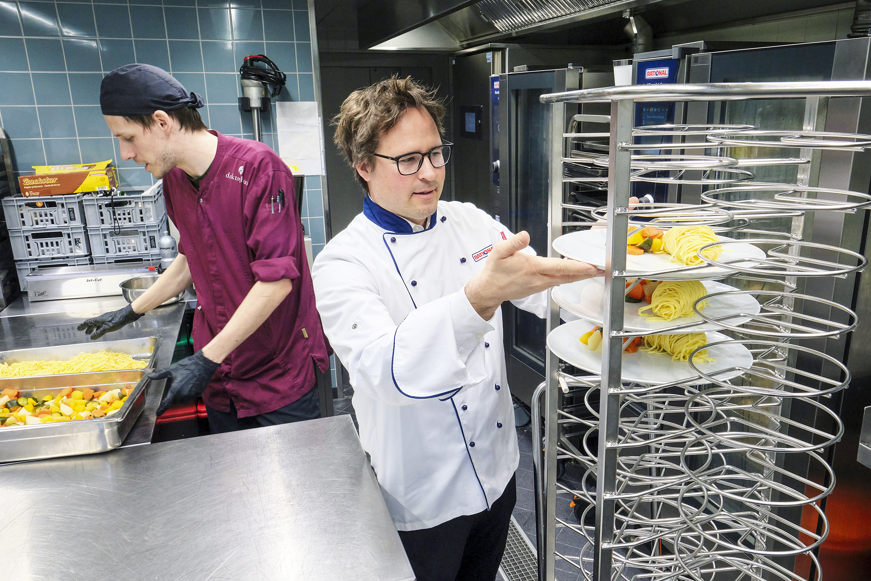 Von Chef zu Chef: Raphael Dübendorfer, Regionaler Verkaufsleiter der Rational Schweiz AG und selbst gelernter Küchenchef, packt gleich mit an.