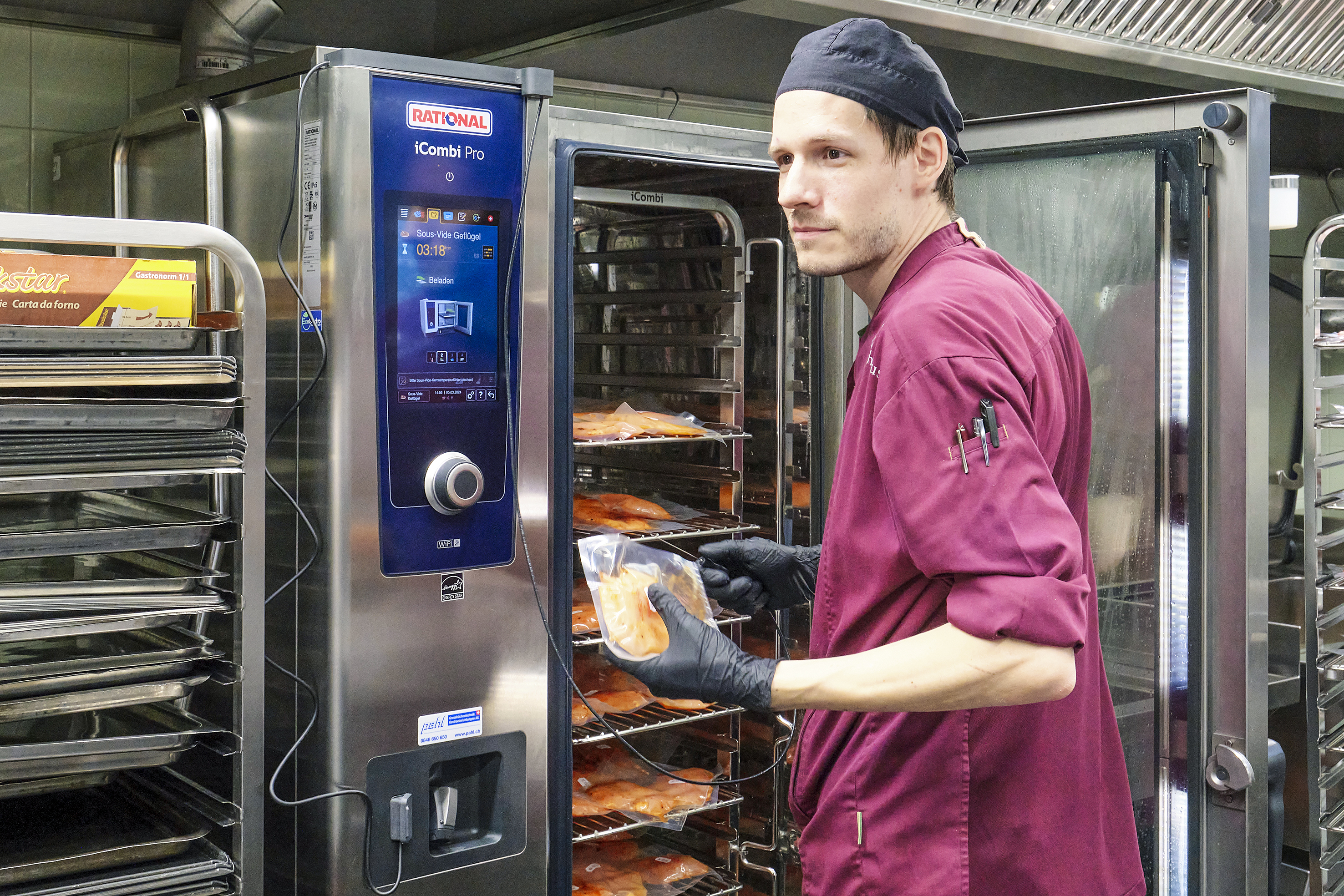 Im iCombi Pro bereitet Pascal Rüscher Pouletbrüstli für die nächsten Tage vor – fertig portioniert.