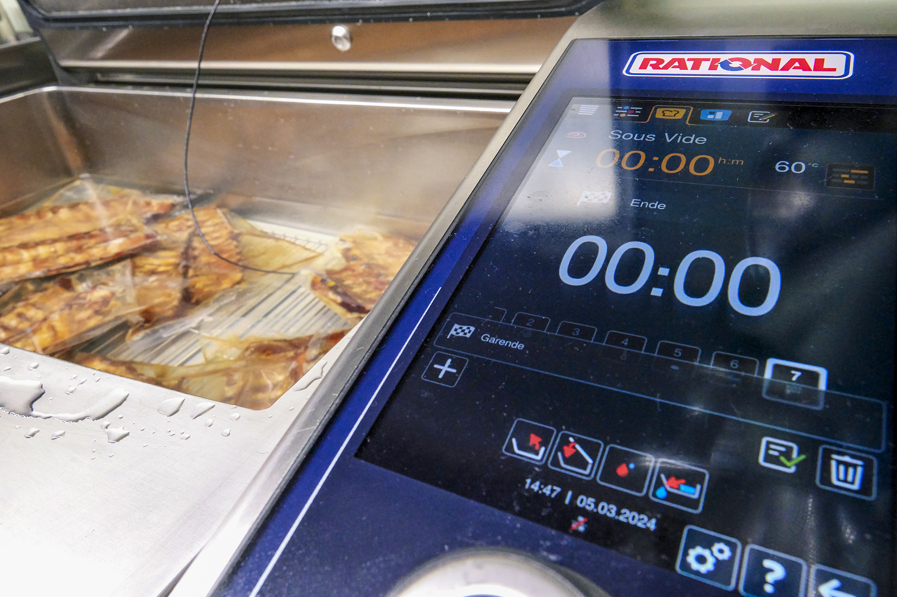 Fertig nach 48 Stunden: Im iVario Pro hat Pascal Rüscher Spareribs auf Vorrat sous-vide gegart.