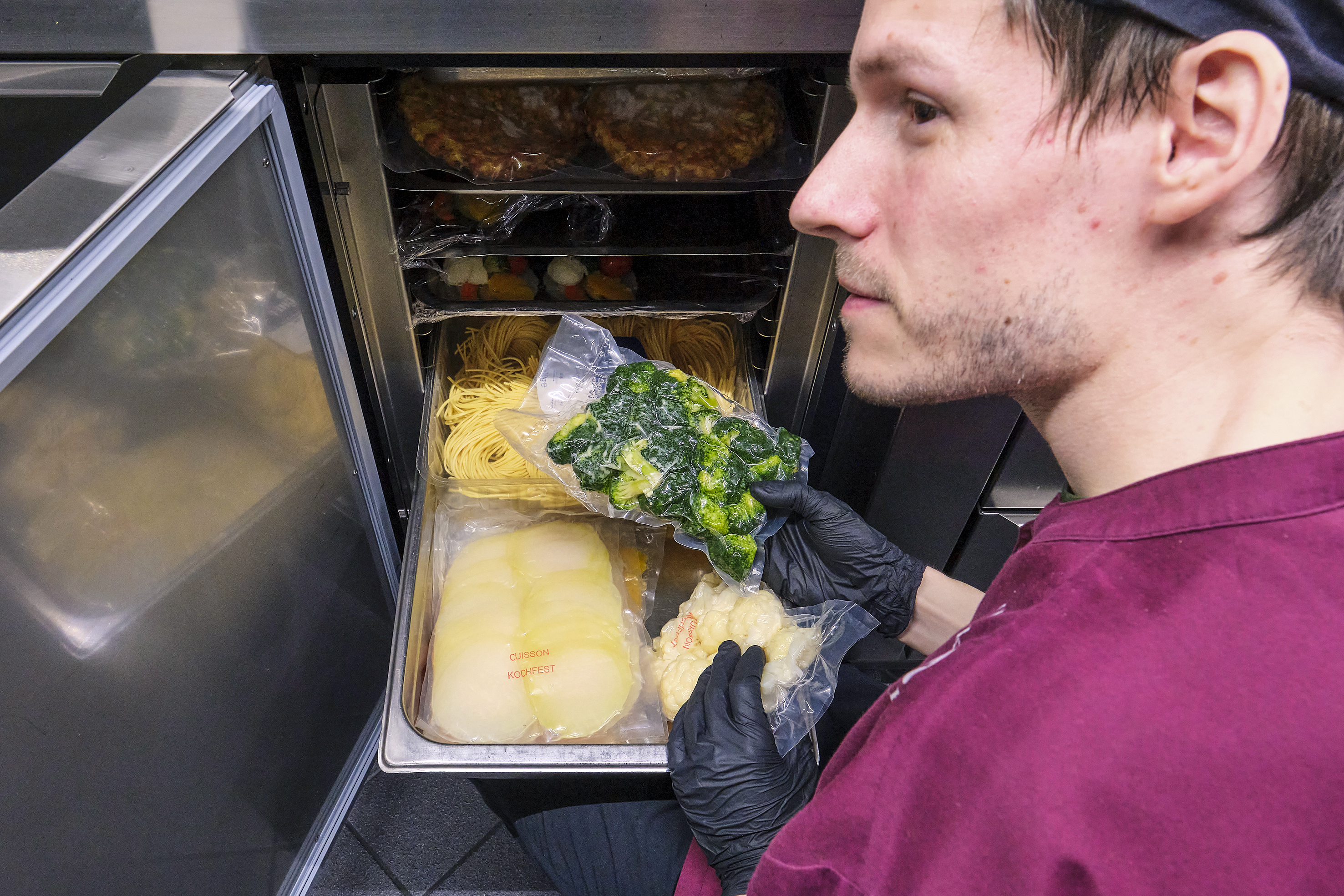 Sogar das Gemüse bereitet Pascal Rüscher vor, so dass er beim Mise en Place nur noch Buketts anrichten und finishen muss.