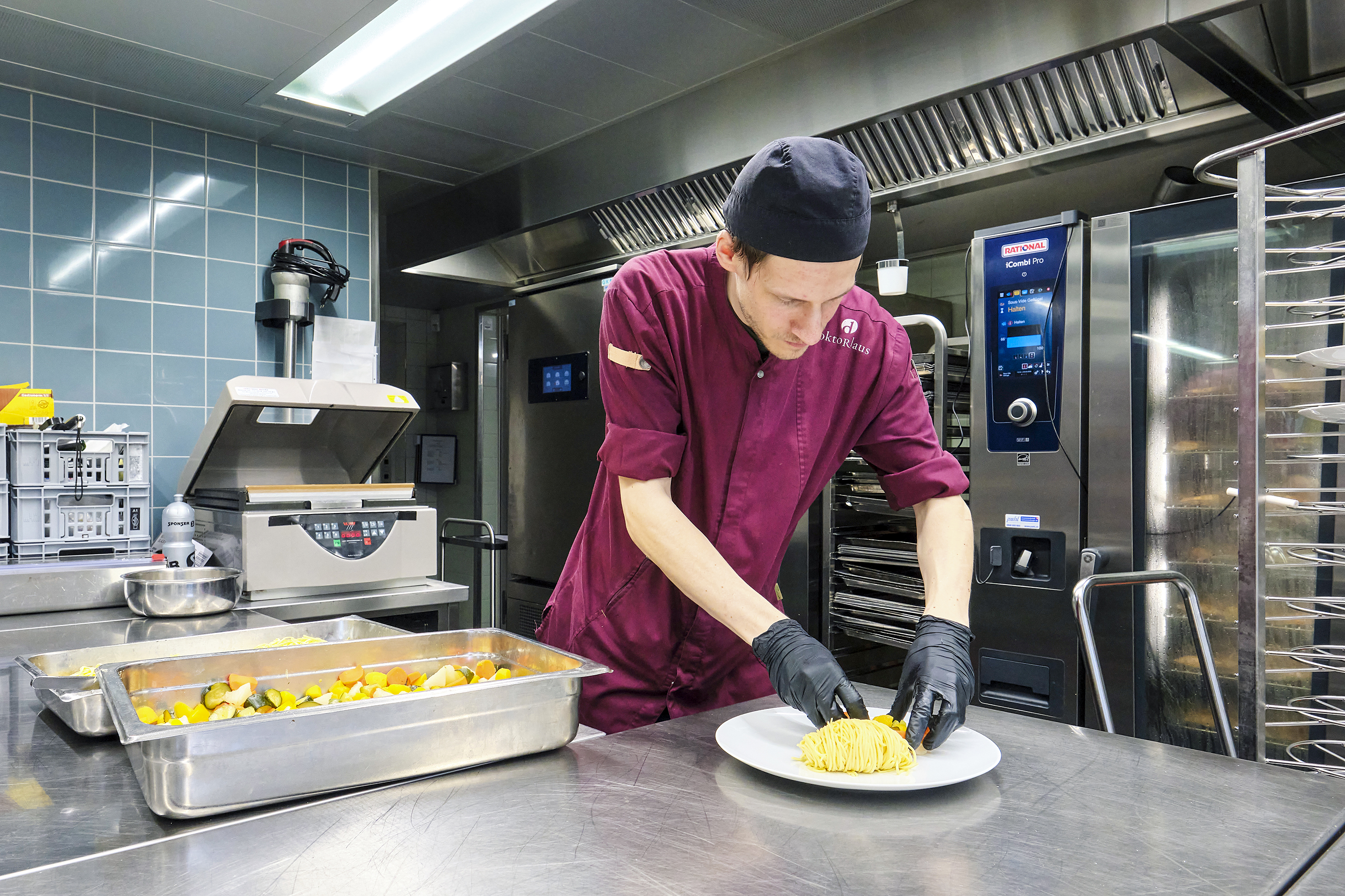 Für Banketts oder grössere Gruppen richtet Pascal Rüscher die Teller jeweils am Morgen oder am Vortag an.