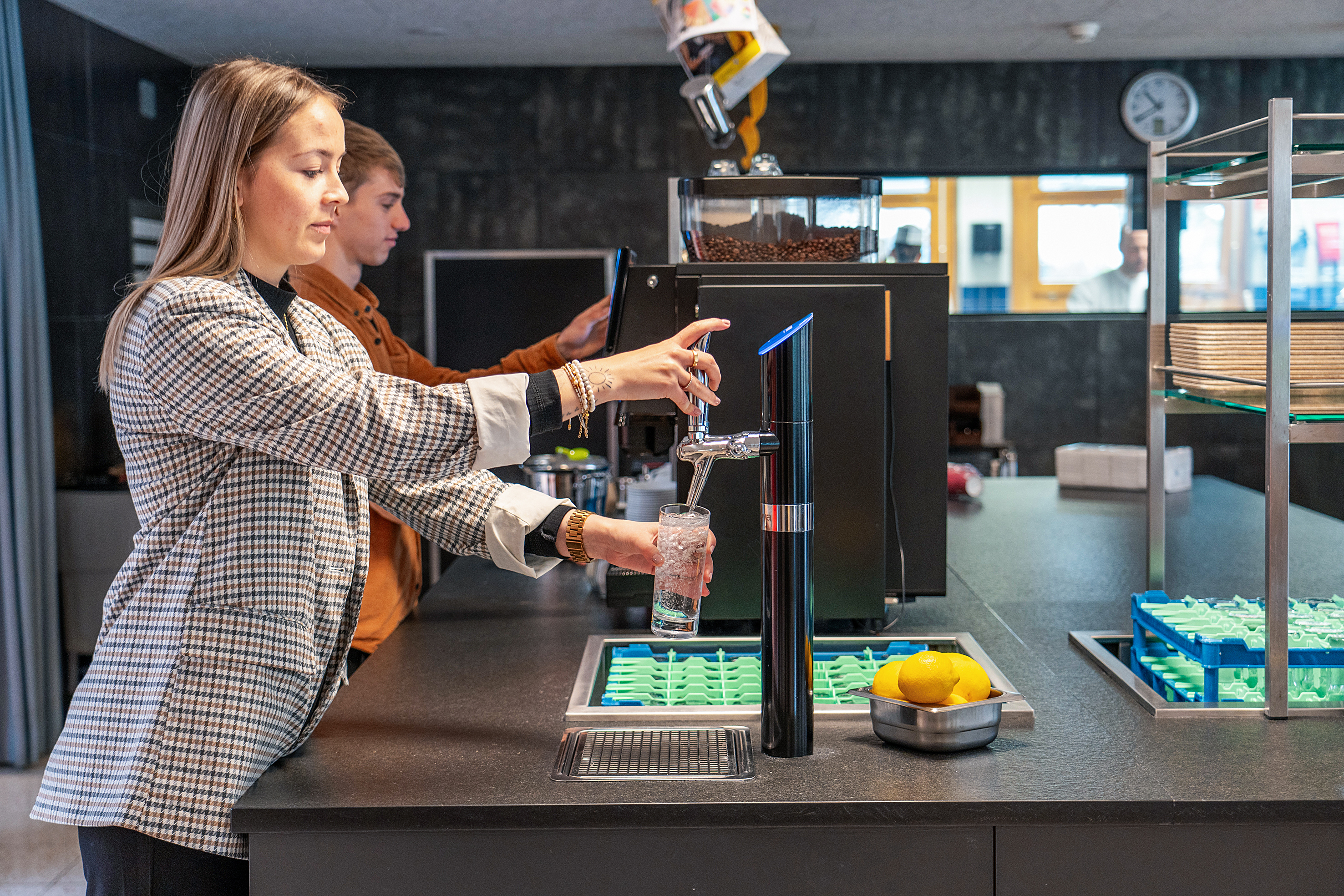 Die WasserBars werden direkt an das Leitungswassernetz angeschlossen. Das Wasser wird hygienisch aufbereitet, gefiltert und für einen feinen Geschmack mit Magnesium angereichert. Die Gäste bedienen sich selbst und geniessen das Wasser kostenlos.