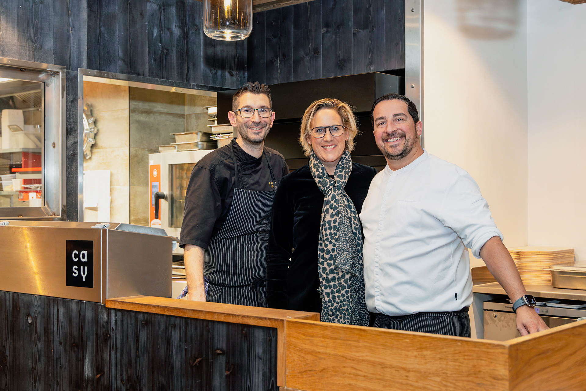 Caroline Ogi mit ihren beiden «Chefs»: Sylvain Stefanazzi Ogi (r.) und Julien de Almeida, zweiter Küchenchef und langjähriger Weggefährte von Sylvain. Sie kochen seit 20 Jahren zusammen, unter anderem im Lausanne Palace und im Suisse Majestic.