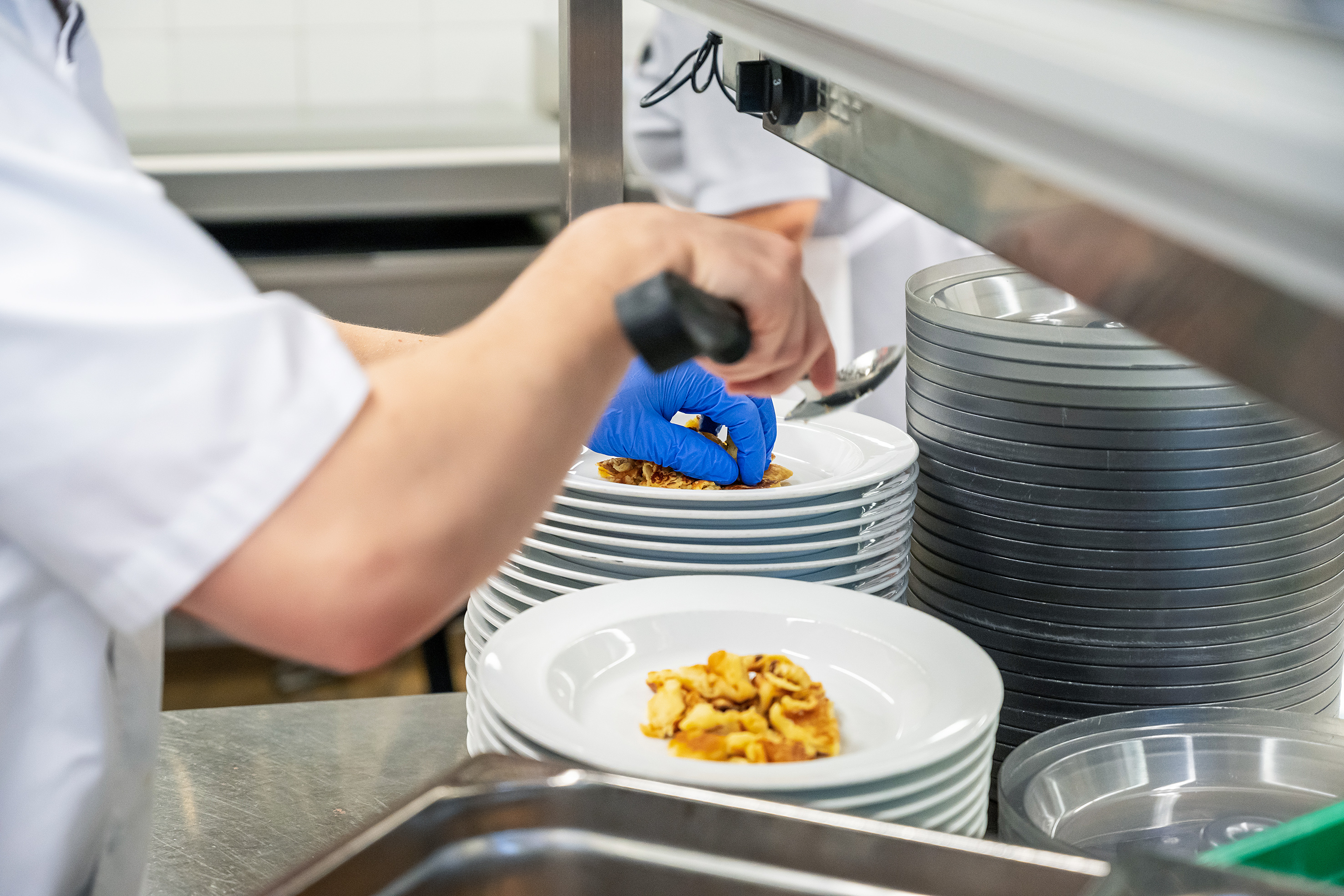 Das Küchenteam kocht jeden Tag frisch für die Bewohnenden, die Restaurantgäste, einen Mahlzeitendienst sowie ein Gefängnis.
