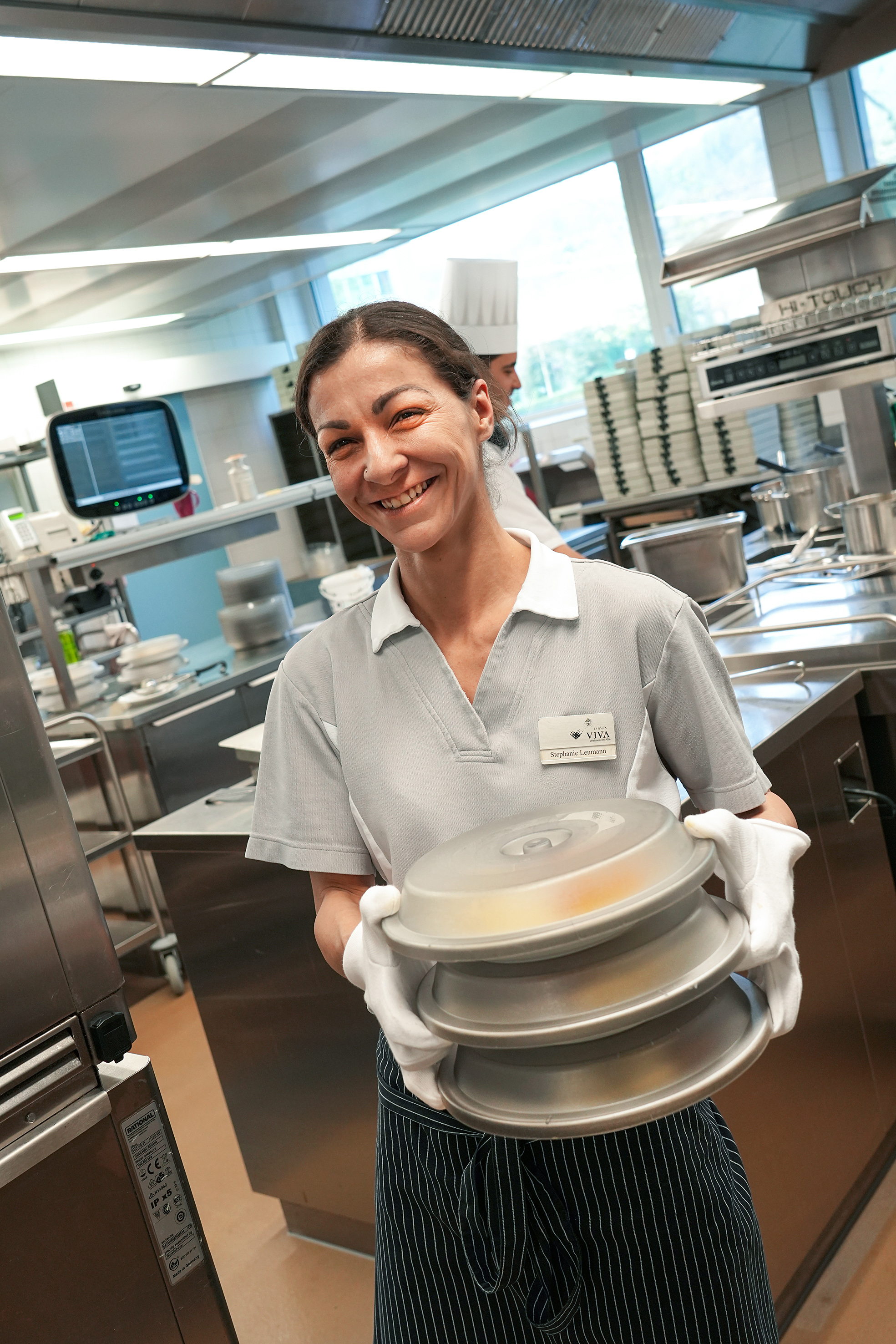 Geschützt mit einer Haube kommt das Essen in die Speisetransportwagen.