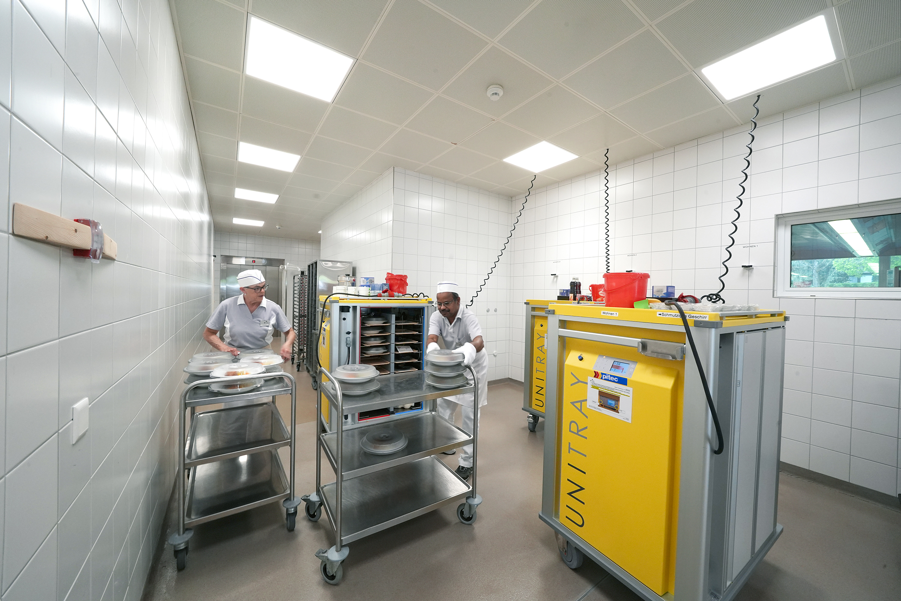 Die neuen Unitray-Wagen von Rational Production, geliefert von der Pitec AG: Pro Wagen haben 20 Tabletts Platz (Vorder- und Rückseite je zehn).