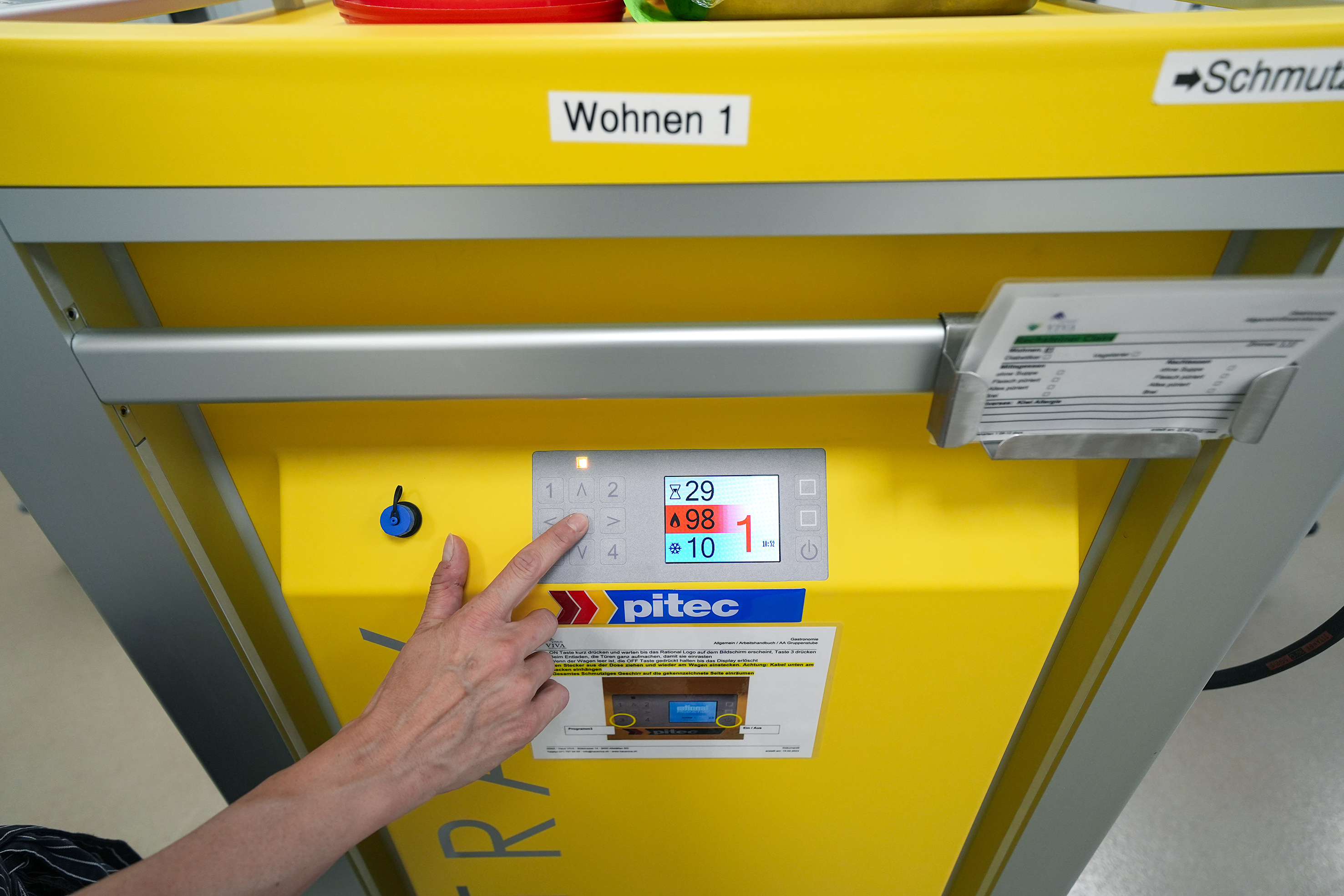 Direkt einprogrammiert: Die Heissluftwagen starten ihr Programm am Mittag und Abend selbst, so dass das Essen pünktlich heiss und servierbereit ist.